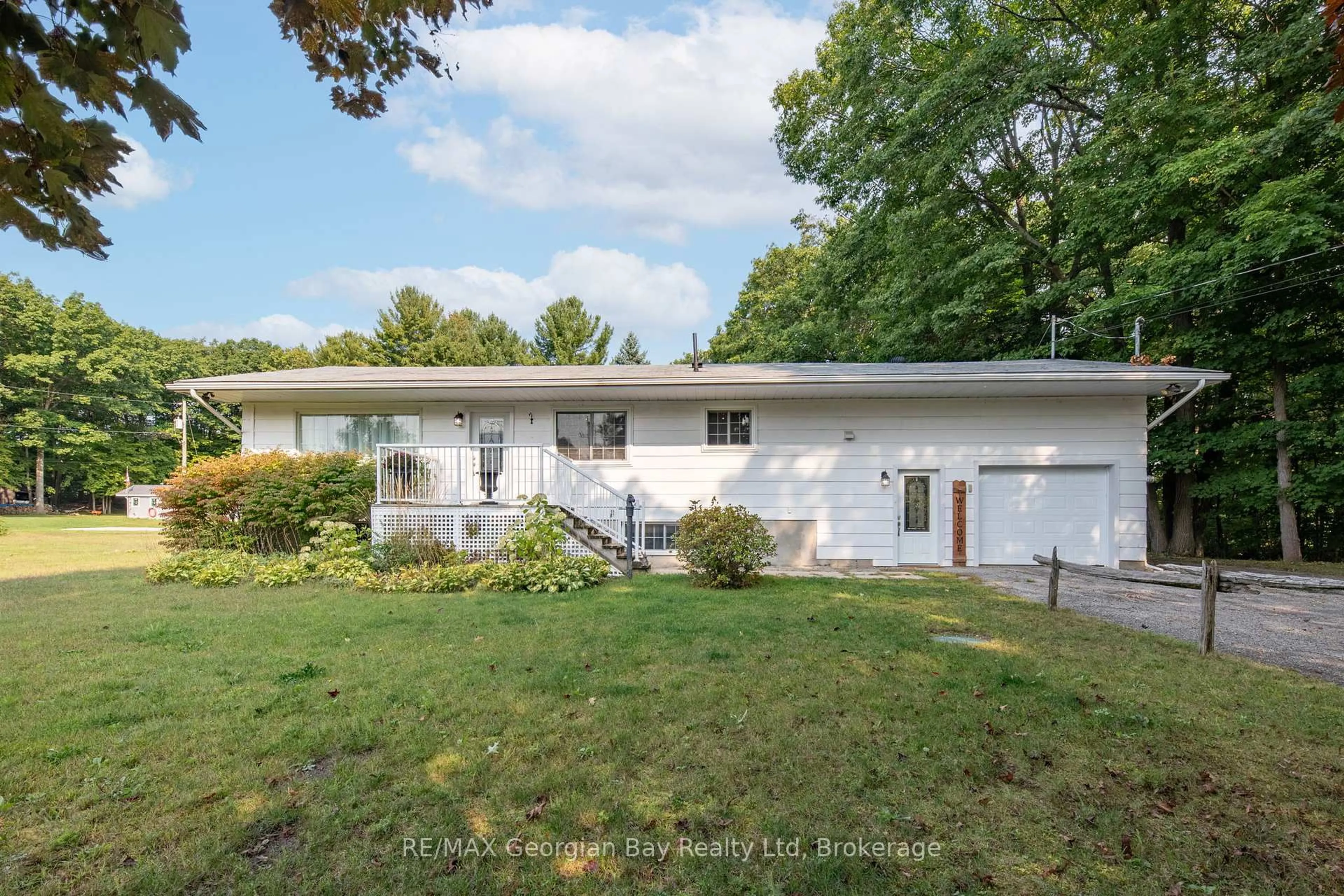A pic from outside/outdoor area/front of a property/back of a property/a pic from drone, unknown for 1034 Pine Grove Rd, Penetanguishene Ontario L9M 2B5