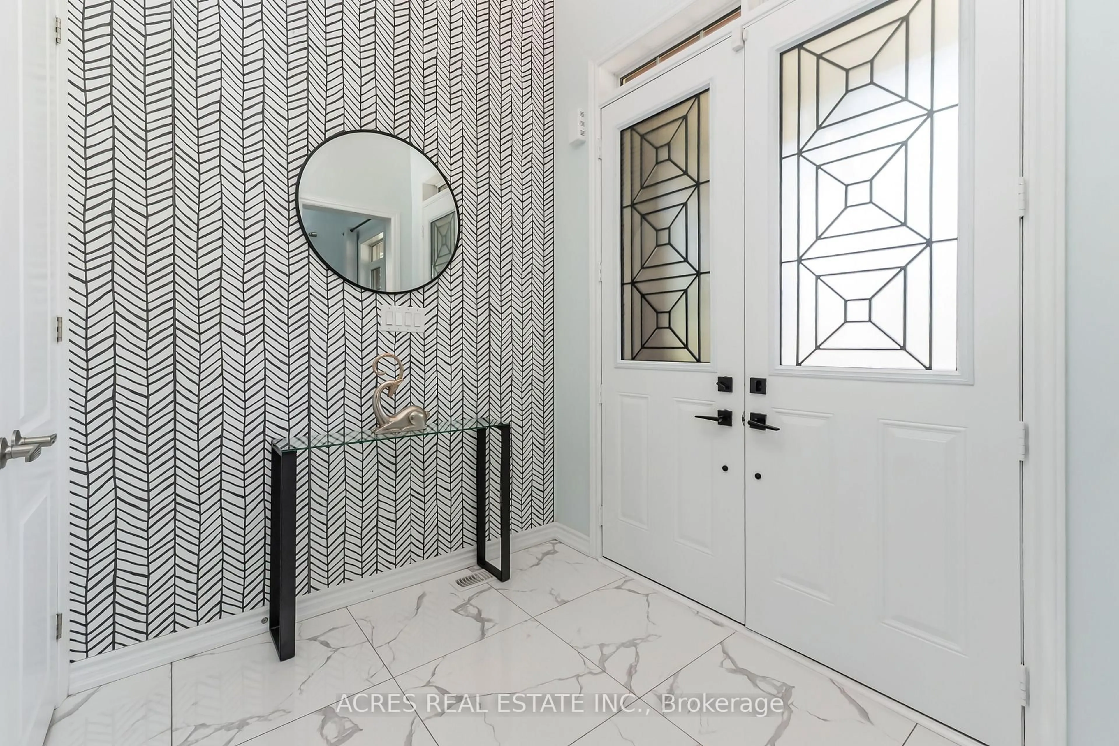 Indoor entryway for 96 Redmond Cres, Springwater Ontario L9X 1Z8