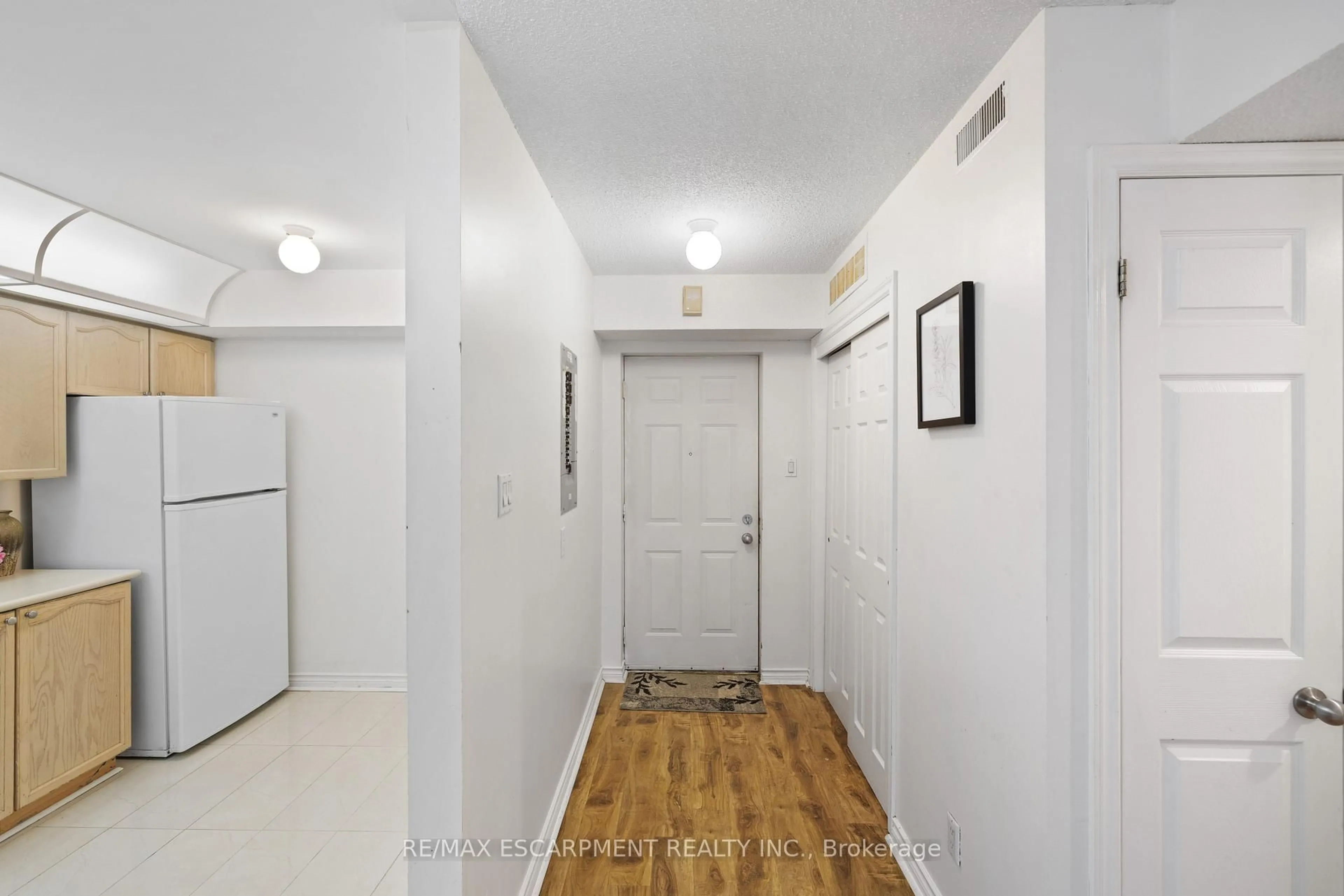 Indoor foyer for 20 Mulligan Lane #8, Wasaga Beach Ontario L9E 1C4