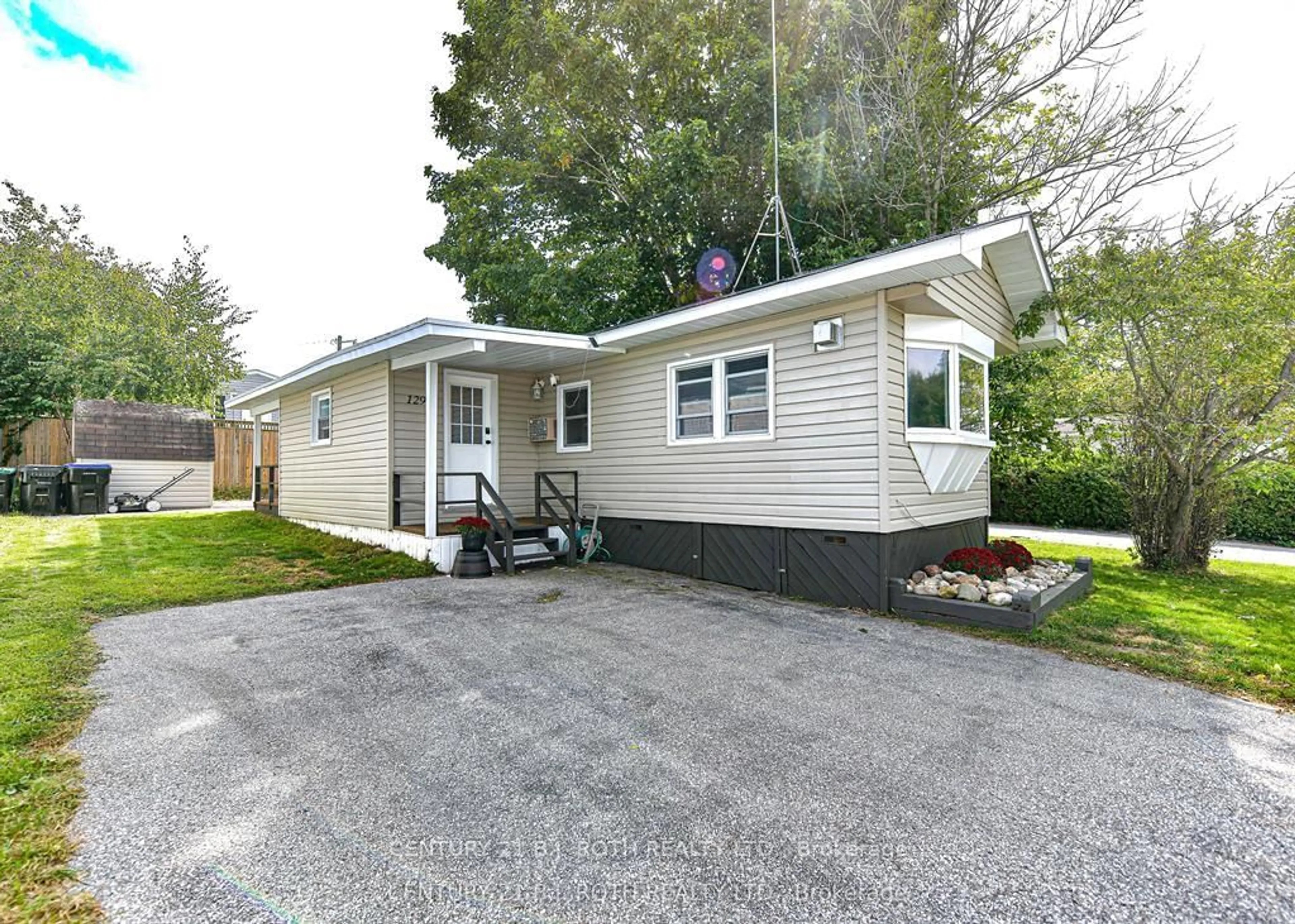 Home with vinyl exterior material, street for 1296 Madison St, Severn Ontario L3V 0V1