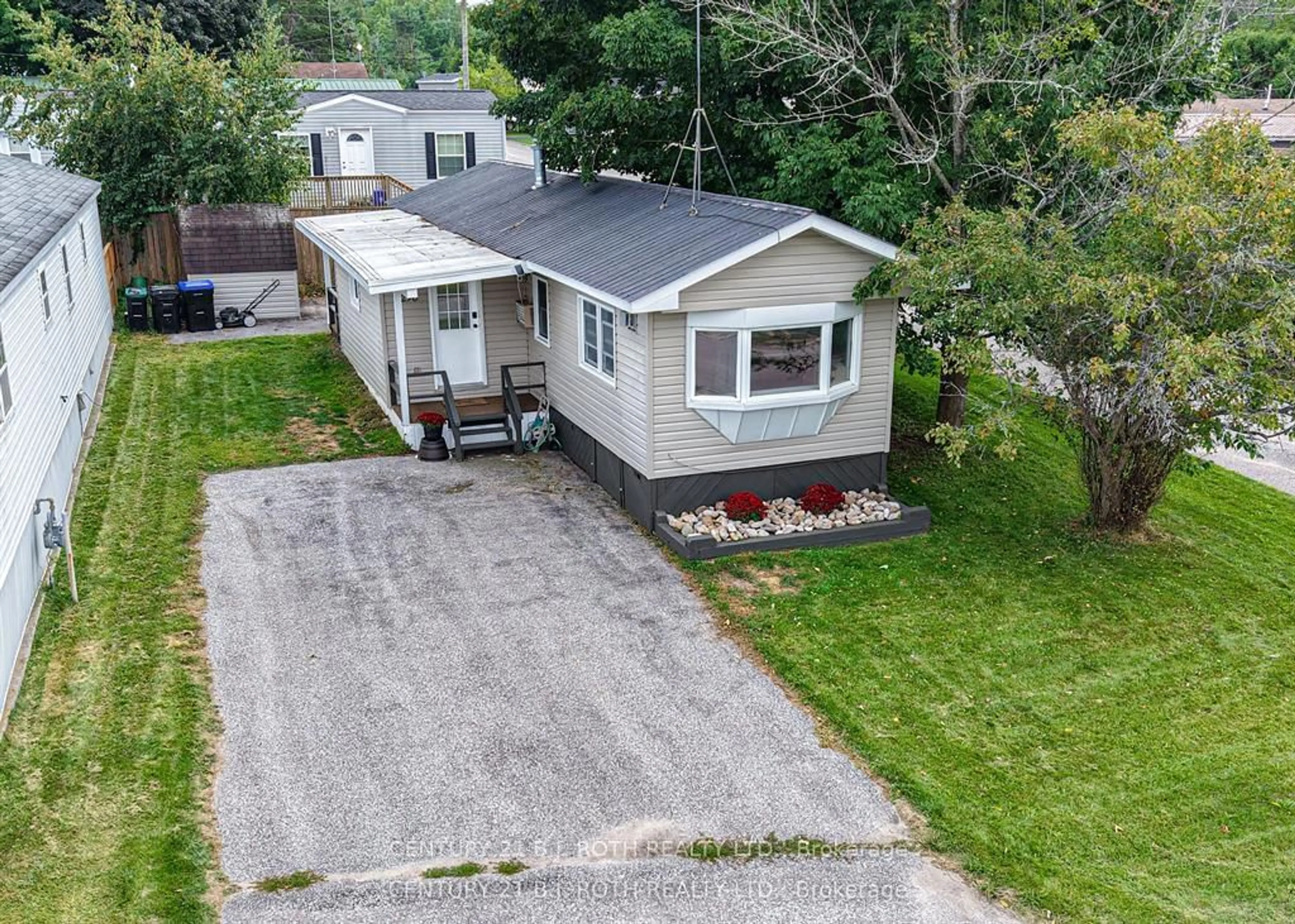 A pic from outside/outdoor area/front of a property/back of a property/a pic from drone, street for 1296 Madison St, Severn Ontario L3V 0V1