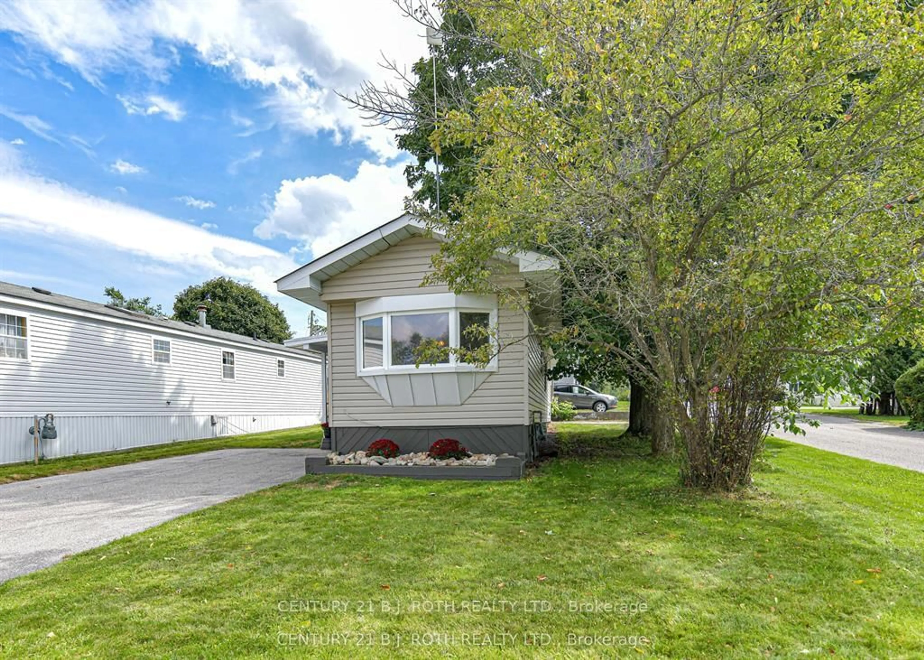 Home with vinyl exterior material, street for 1296 Madison St, Severn Ontario L3V 0V1