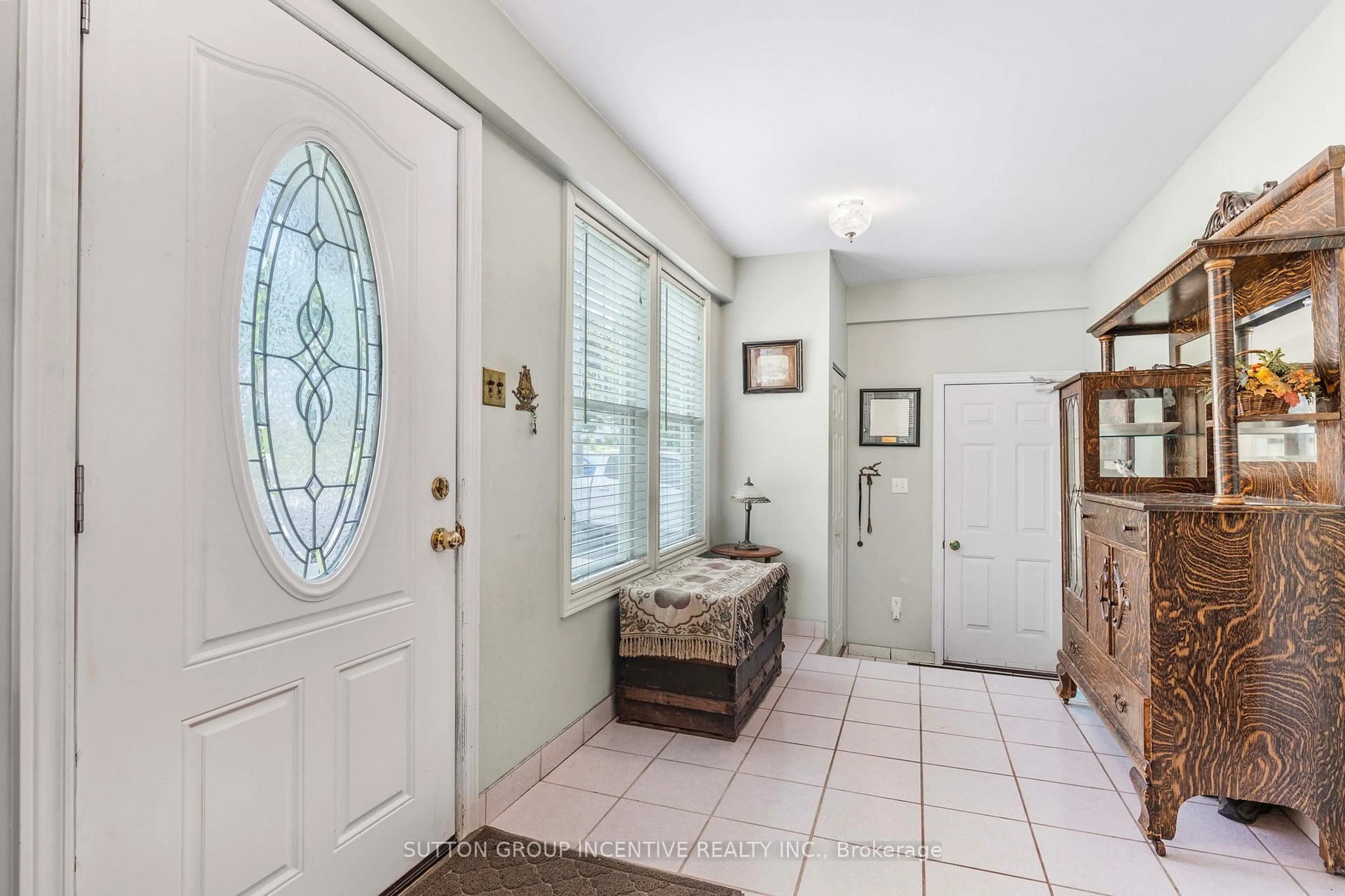Indoor entryway for 149 Blake St, Barrie Ontario L4M 1K4