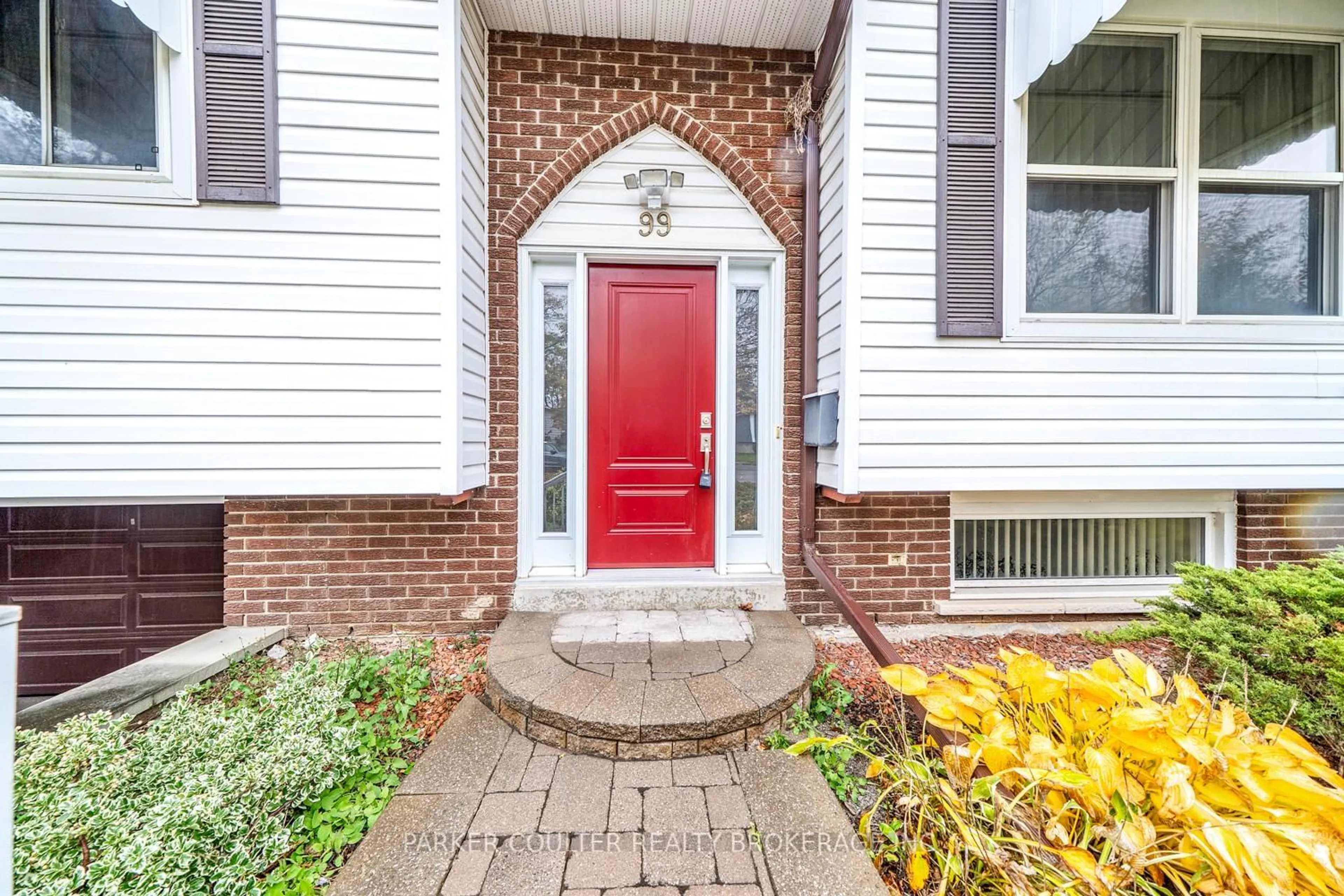 Indoor entryway for 99 Marshall St, Barrie Ontario L4N 4K7