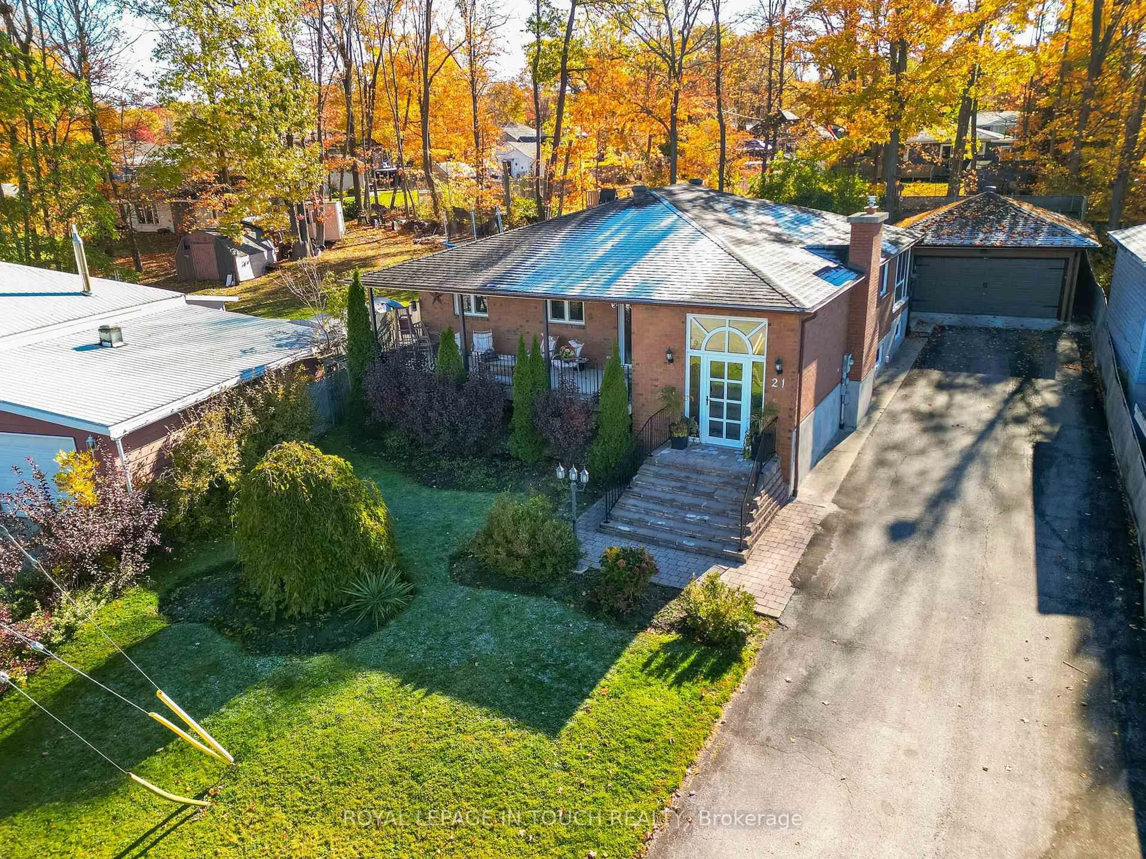 A pic from outside/outdoor area/front of a property/back of a property/a pic from drone, street for 21 Robins Point Rd, Tay Ontario L0K 2A0