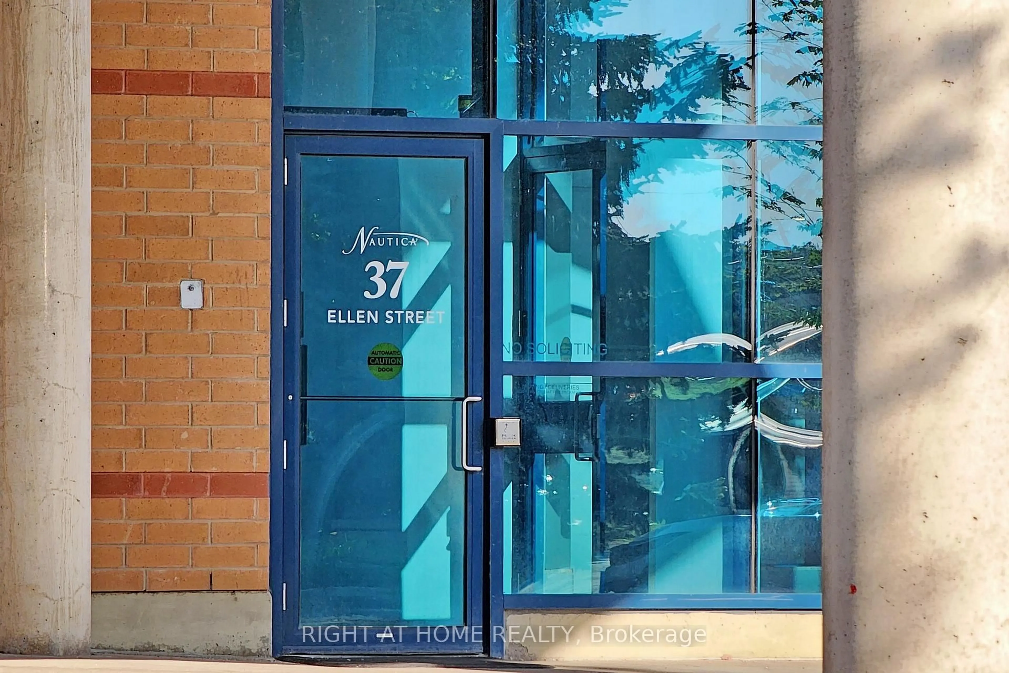 Indoor foyer for 37 Ellen St #Ph06, Barrie Ontario L0K 1S0