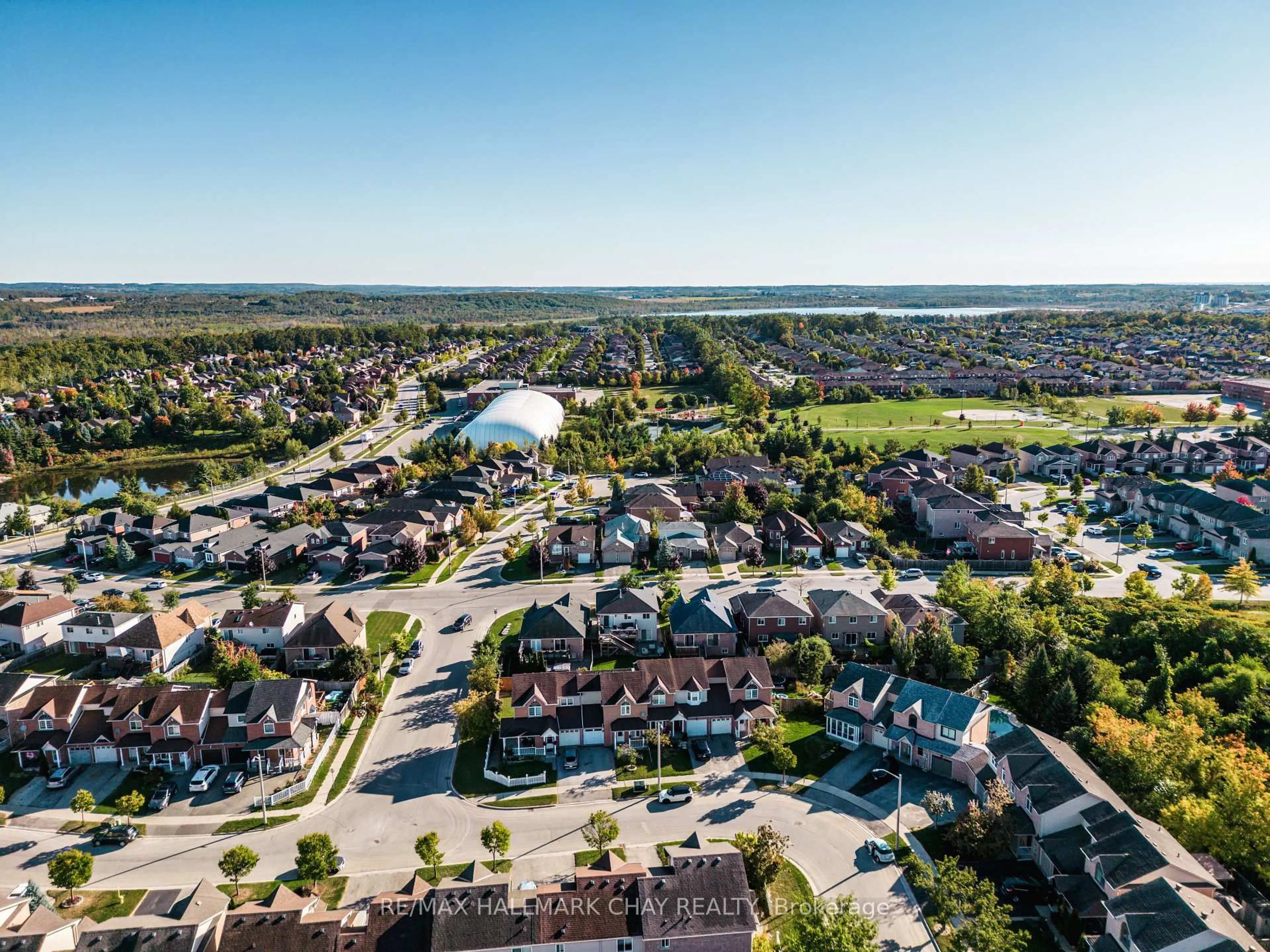 A pic from outside/outdoor area/front of a property/back of a property/a pic from drone, unknown for 135 Trevino Circ, Barrie Ontario L4M 6T8