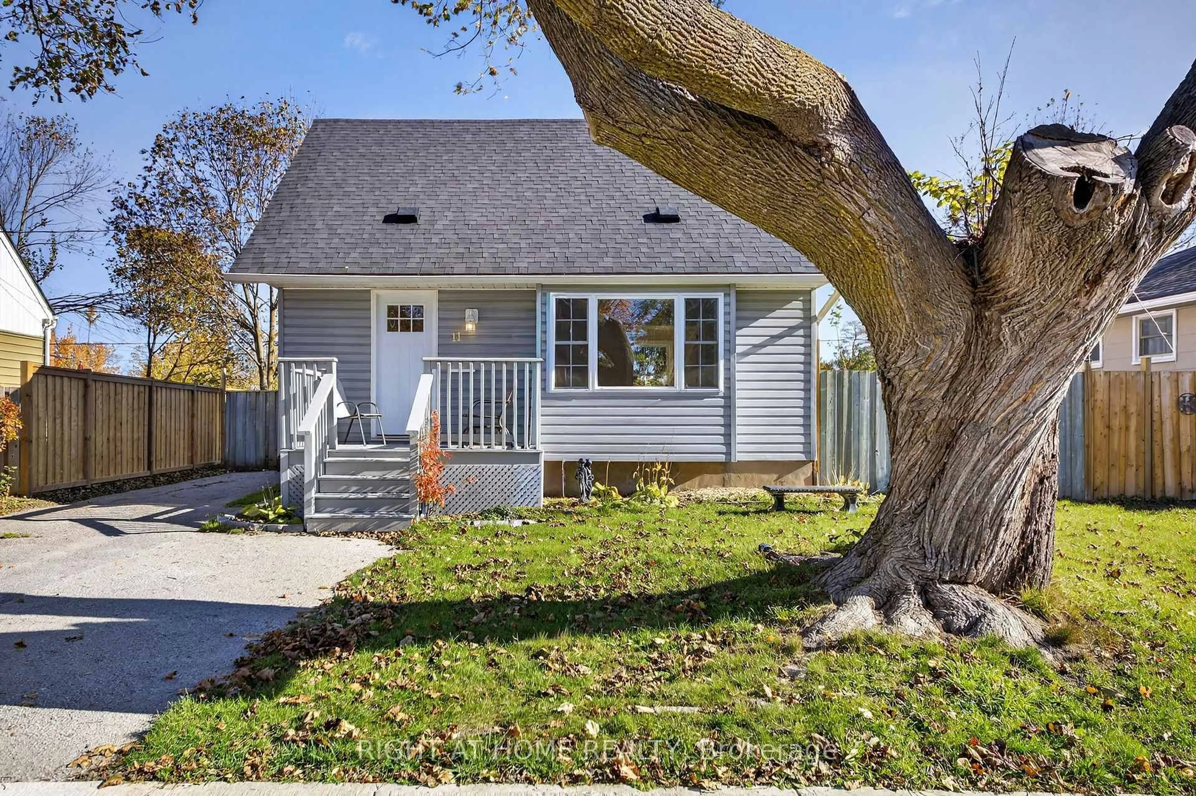 Home with vinyl exterior material, street for 11 Newton St, Barrie Ontario L4M 3N2