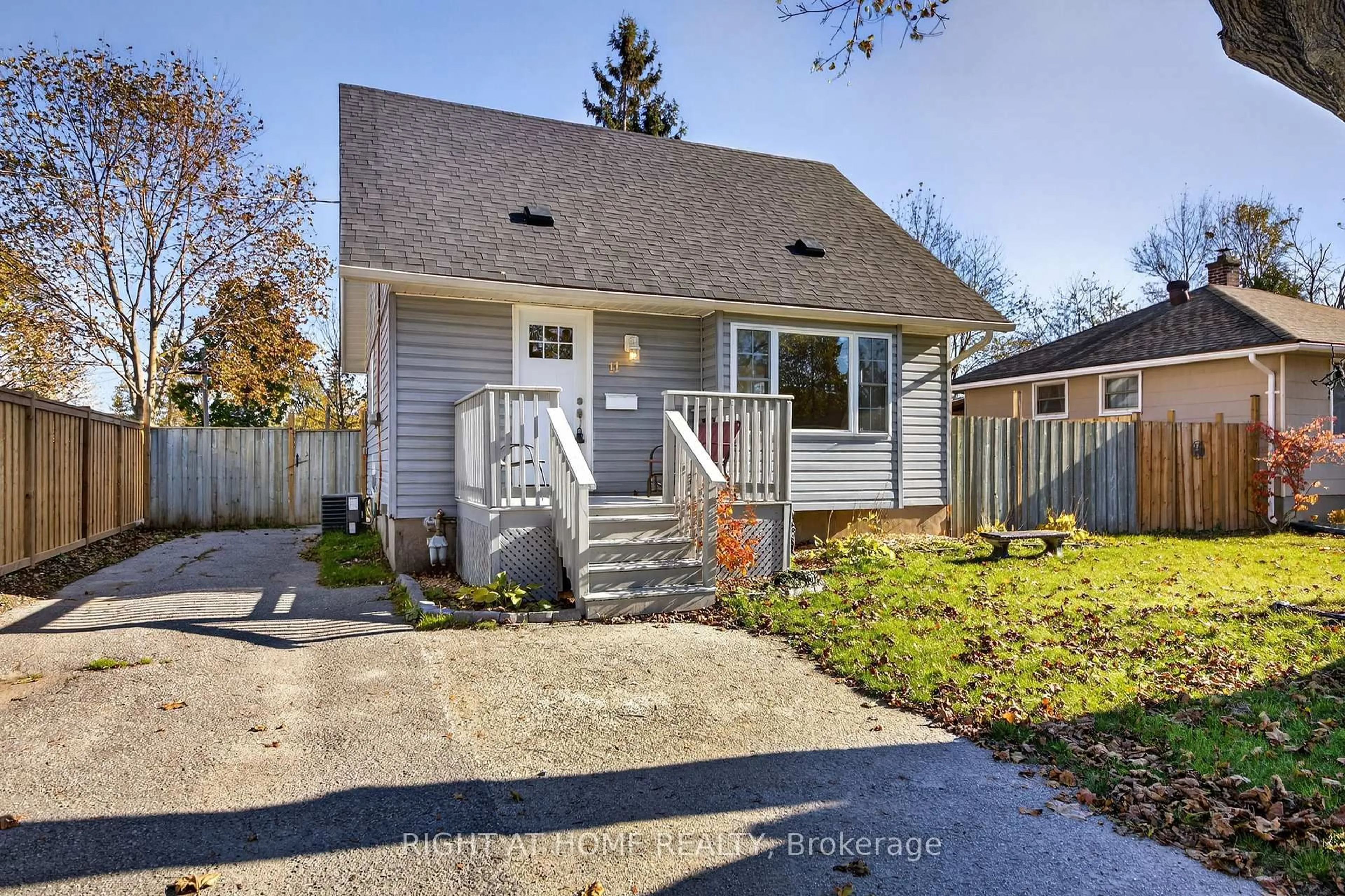 Home with vinyl exterior material, street for 11 Newton St, Barrie Ontario L4M 3N2