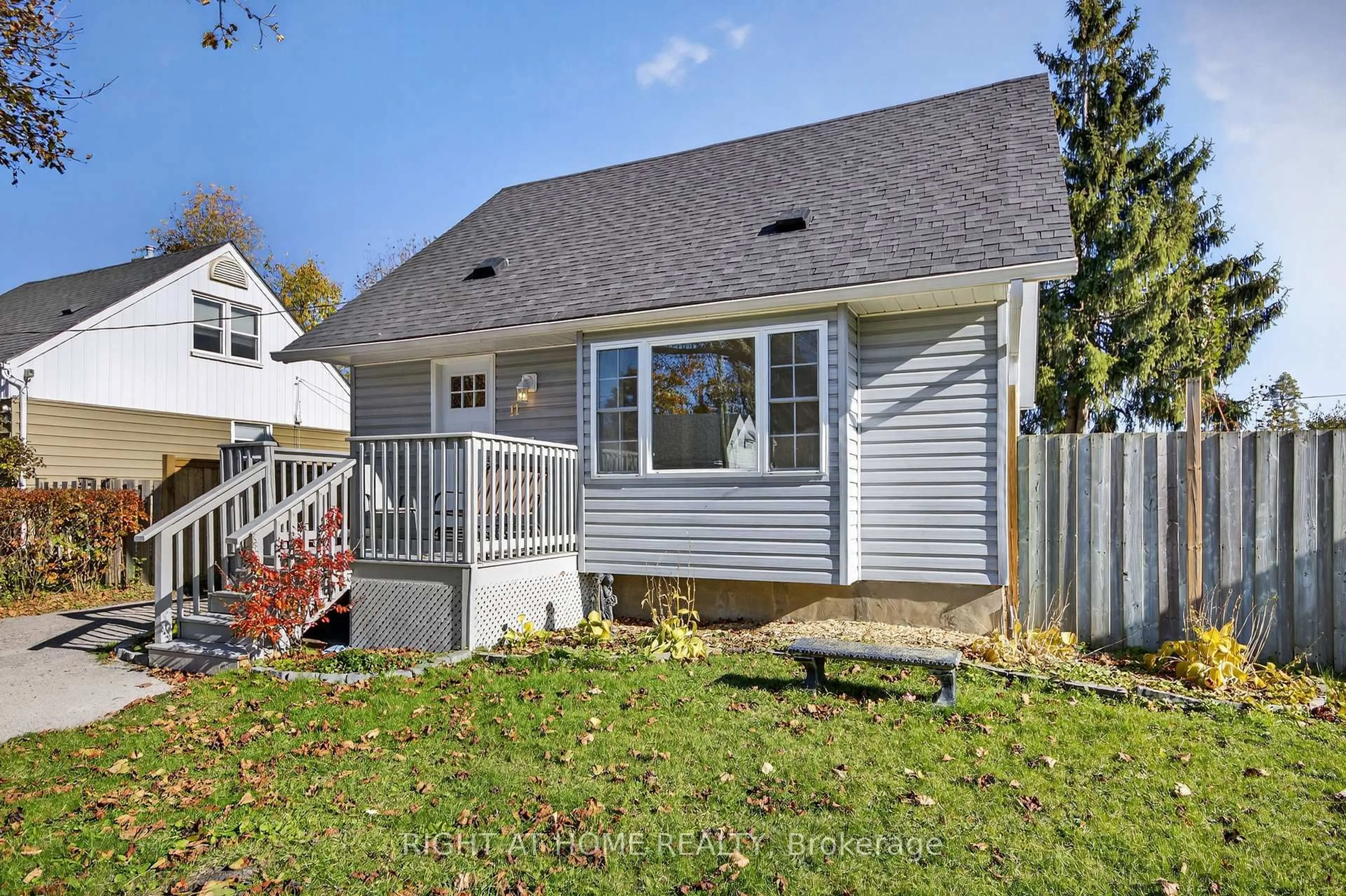 Home with vinyl exterior material, street for 11 Newton St, Barrie Ontario L4M 3N2