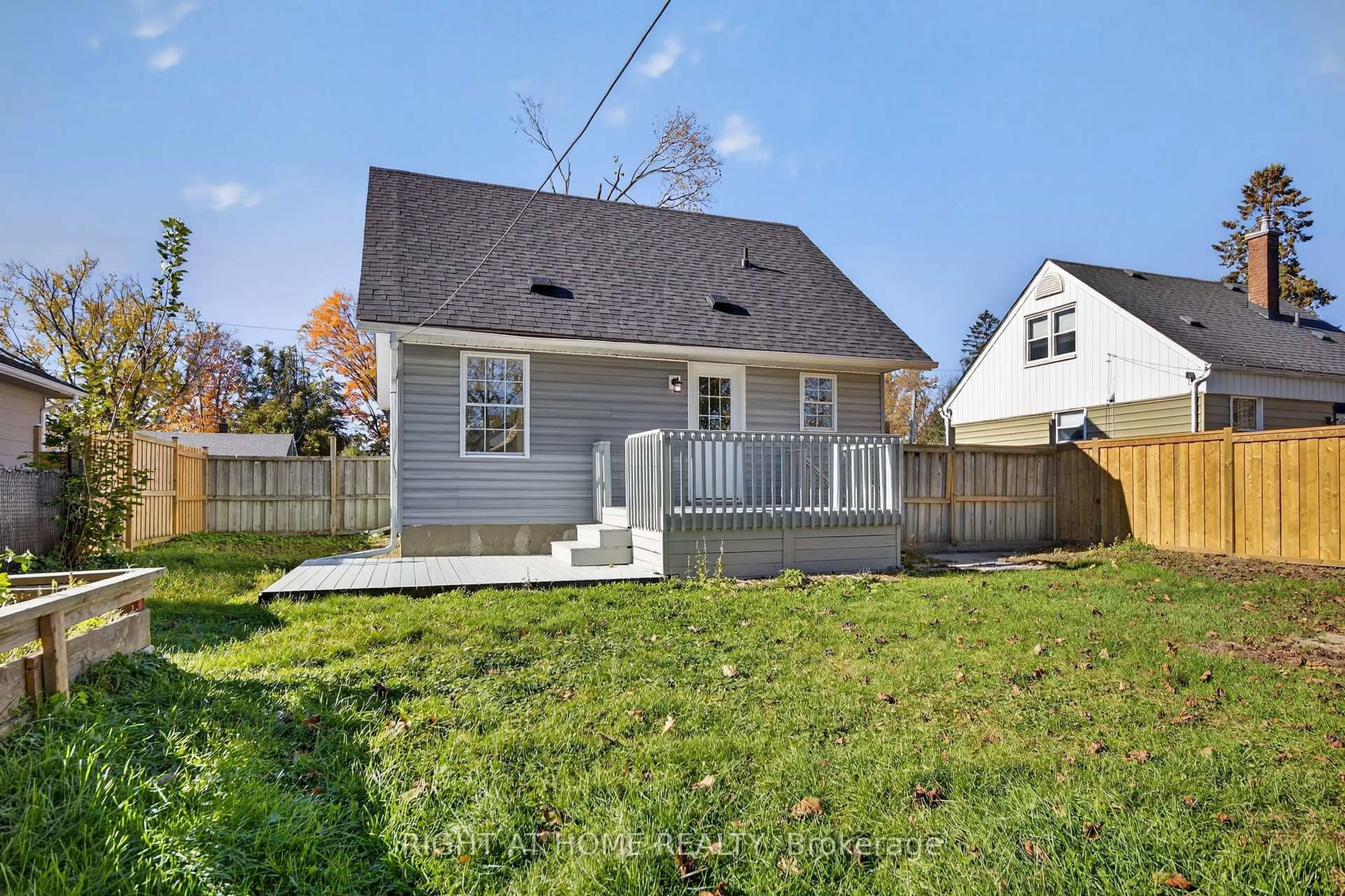 Unknown for 11 Newton St, Barrie Ontario L4M 3N2