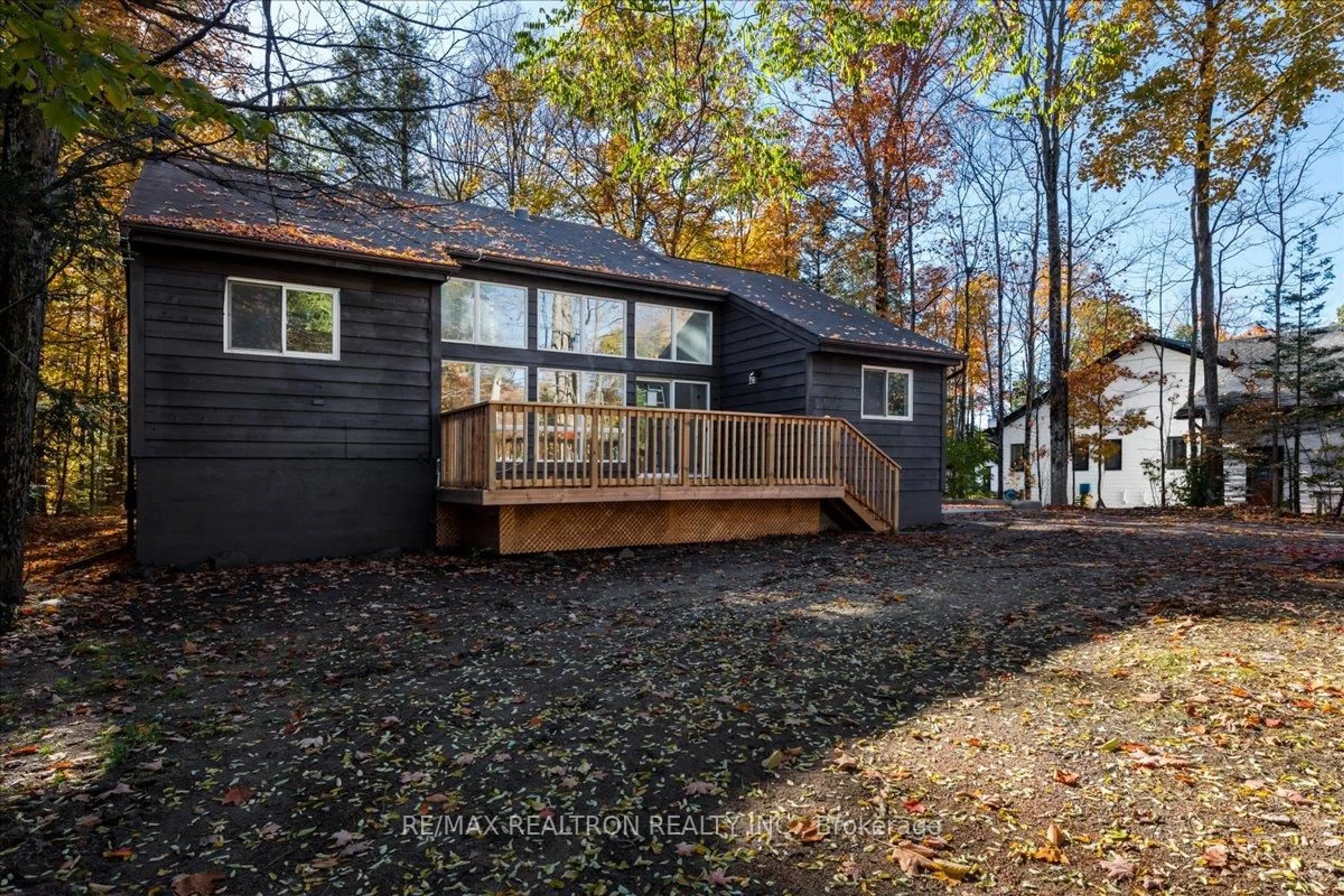 Home with vinyl exterior material, unknown for 901 17th Concession West Rd, Tiny Ontario L9M 0J2