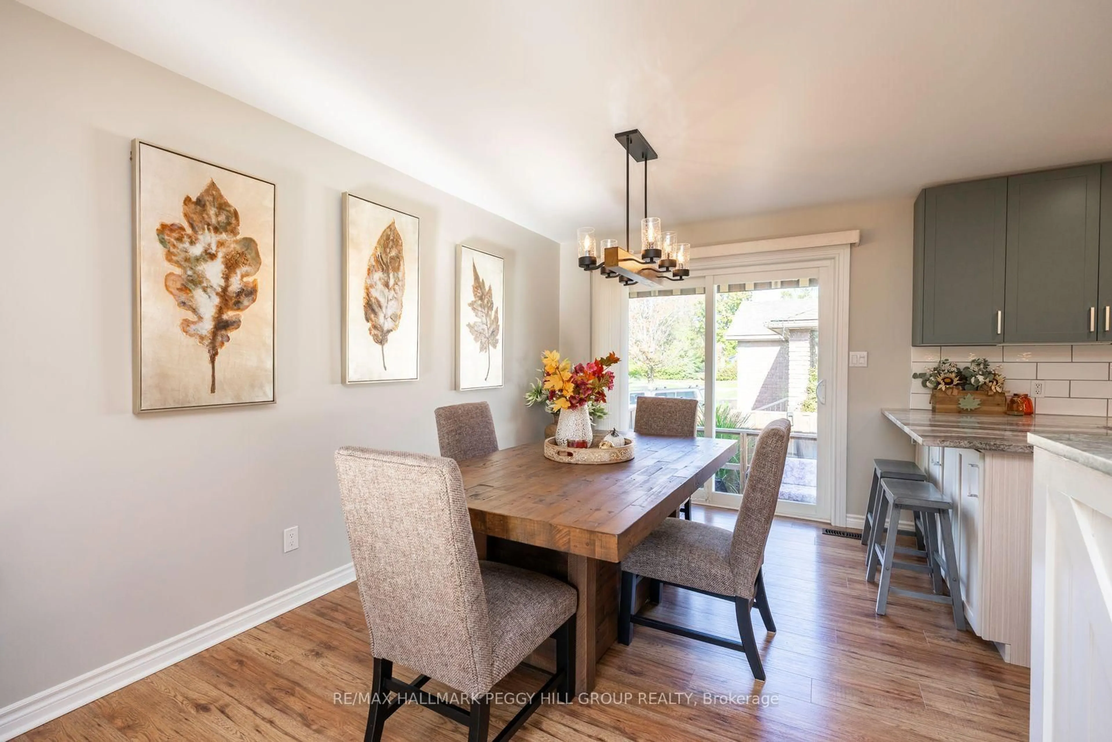 Dining room, wood/laminate floor for 17 Bertram Dr, Springwater Ontario L0L 1P0