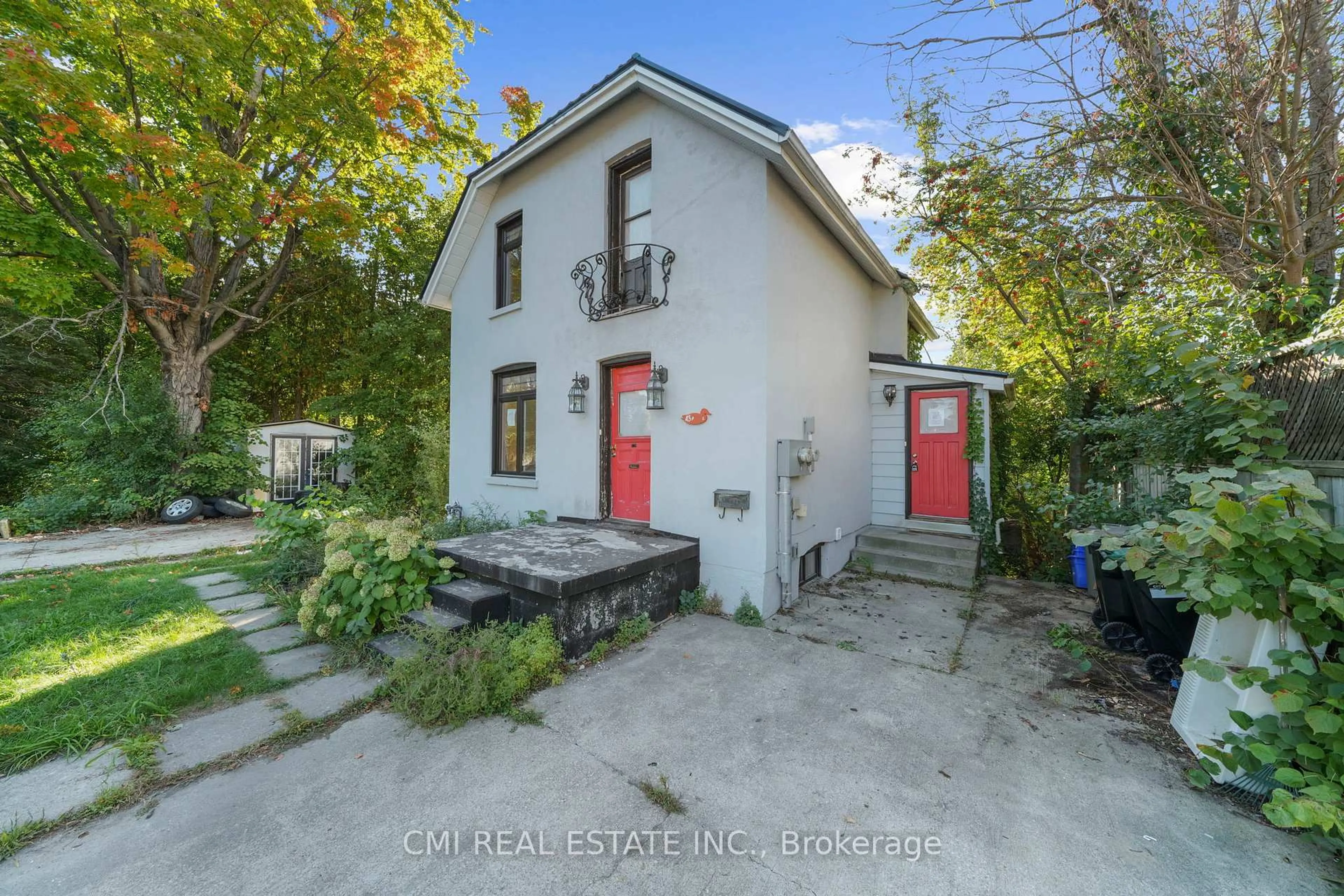 A pic from outside/outdoor area/front of a property/back of a property/a pic from drone, street for 43 Perry St, Barrie Ontario L4N 2G2