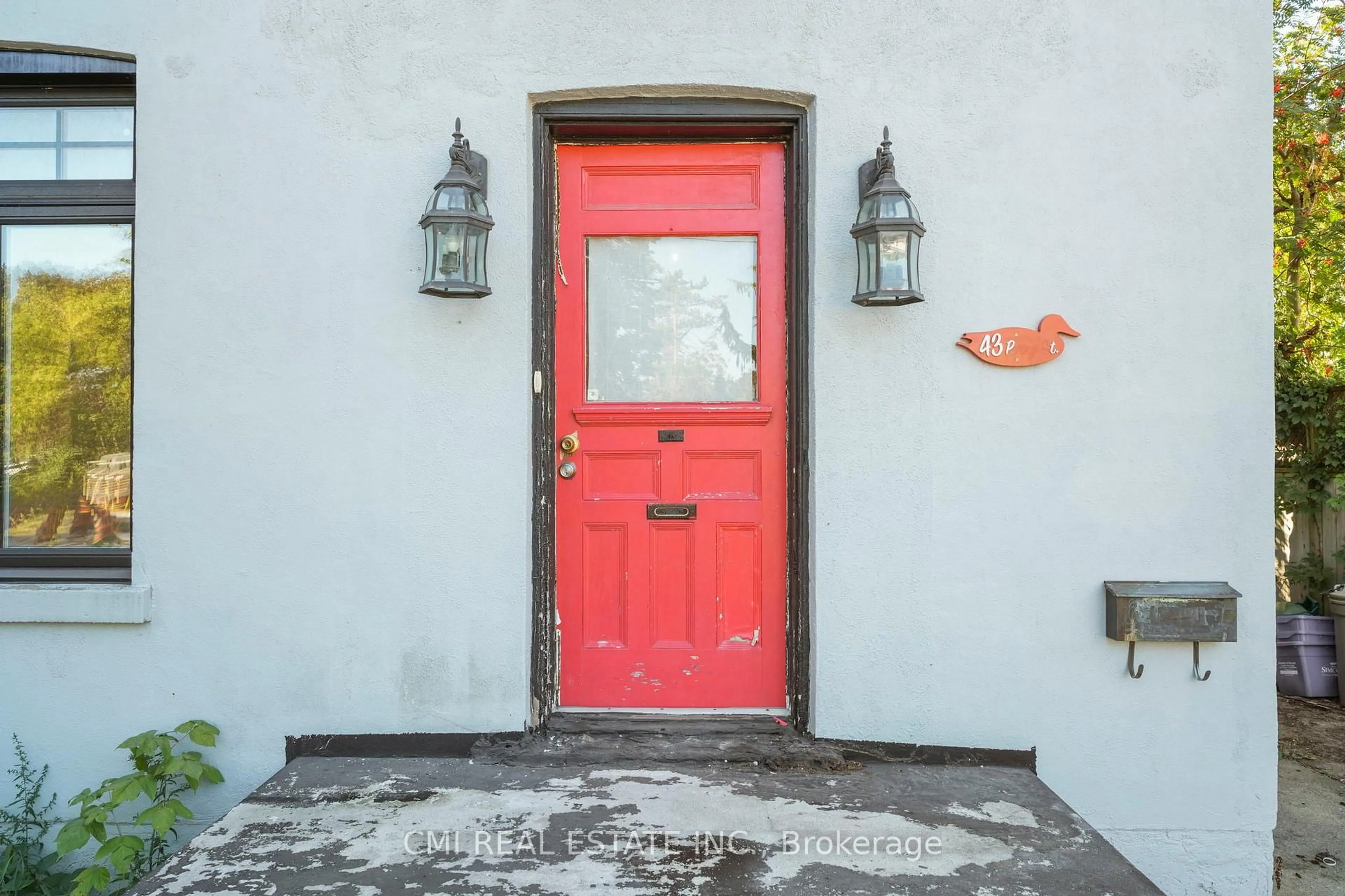 Indoor entryway for 43 Perry St, Barrie Ontario L4N 2G2