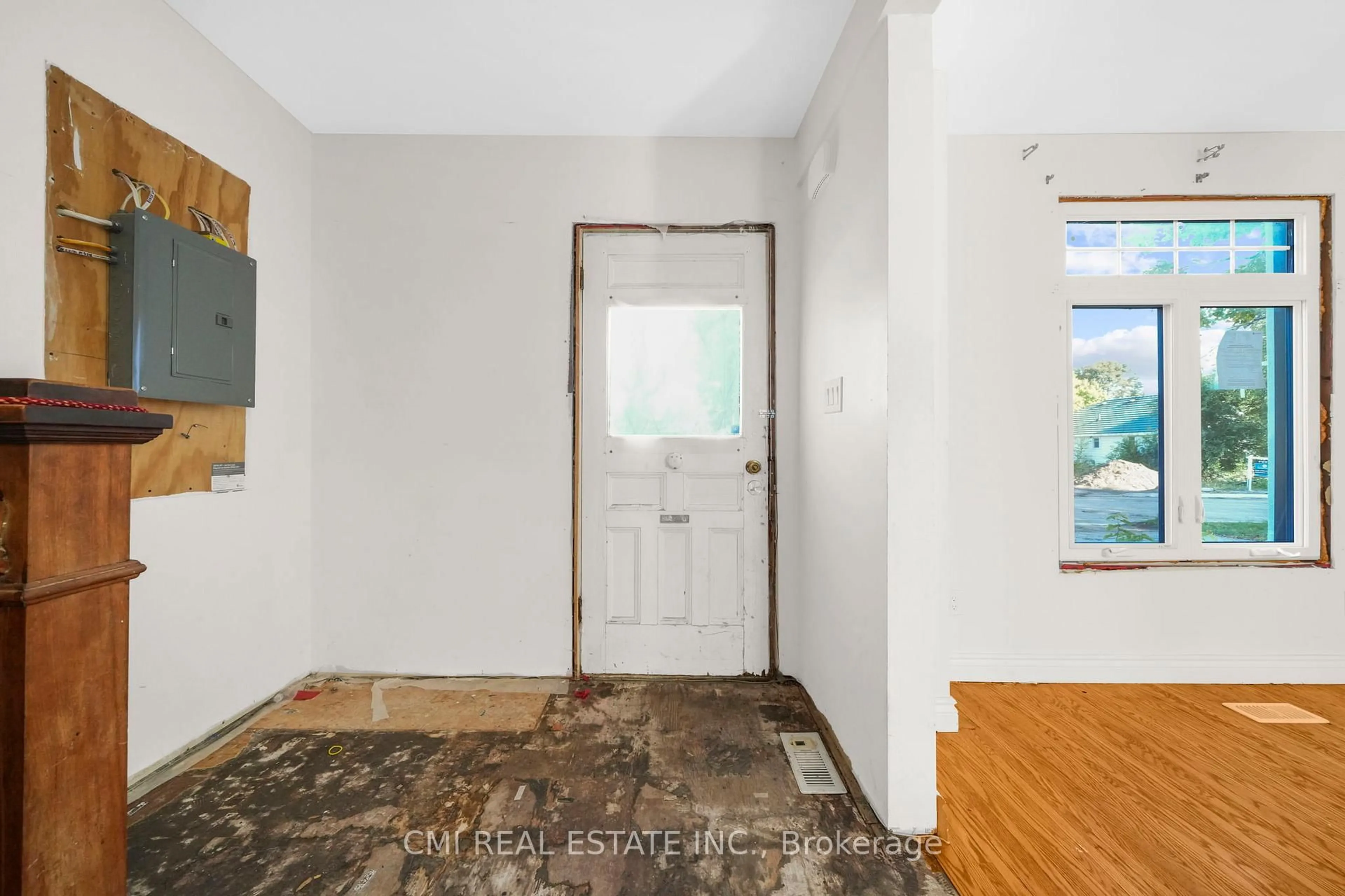 Indoor entryway for 43 Perry St, Barrie Ontario L4N 2G2