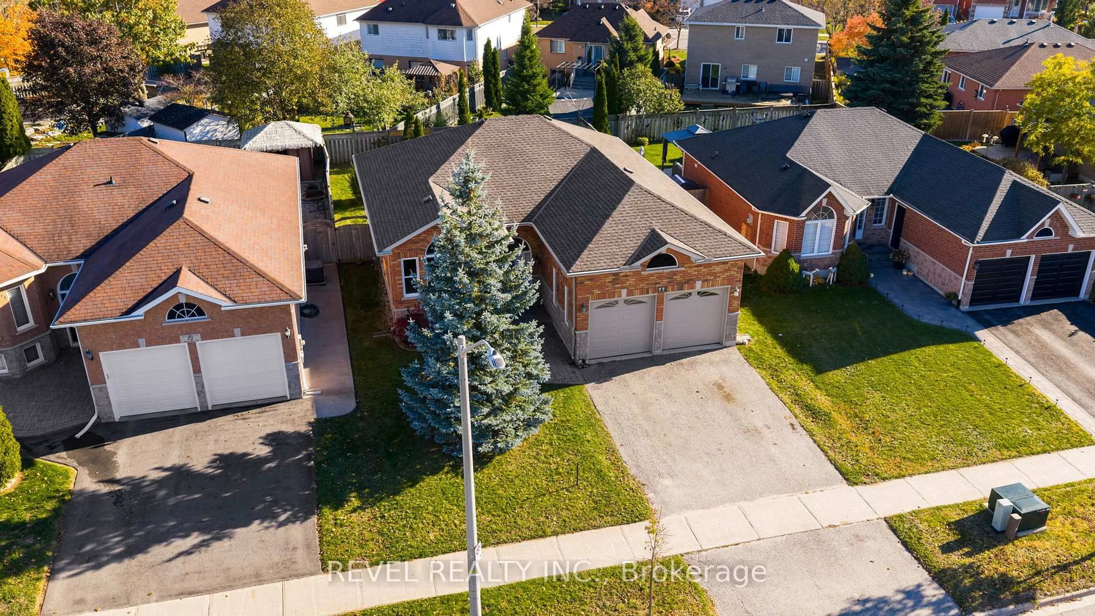 A pic from outside/outdoor area/front of a property/back of a property/a pic from drone, street for 77 Marsellus Dr, Barrie Ontario L4N 8R6