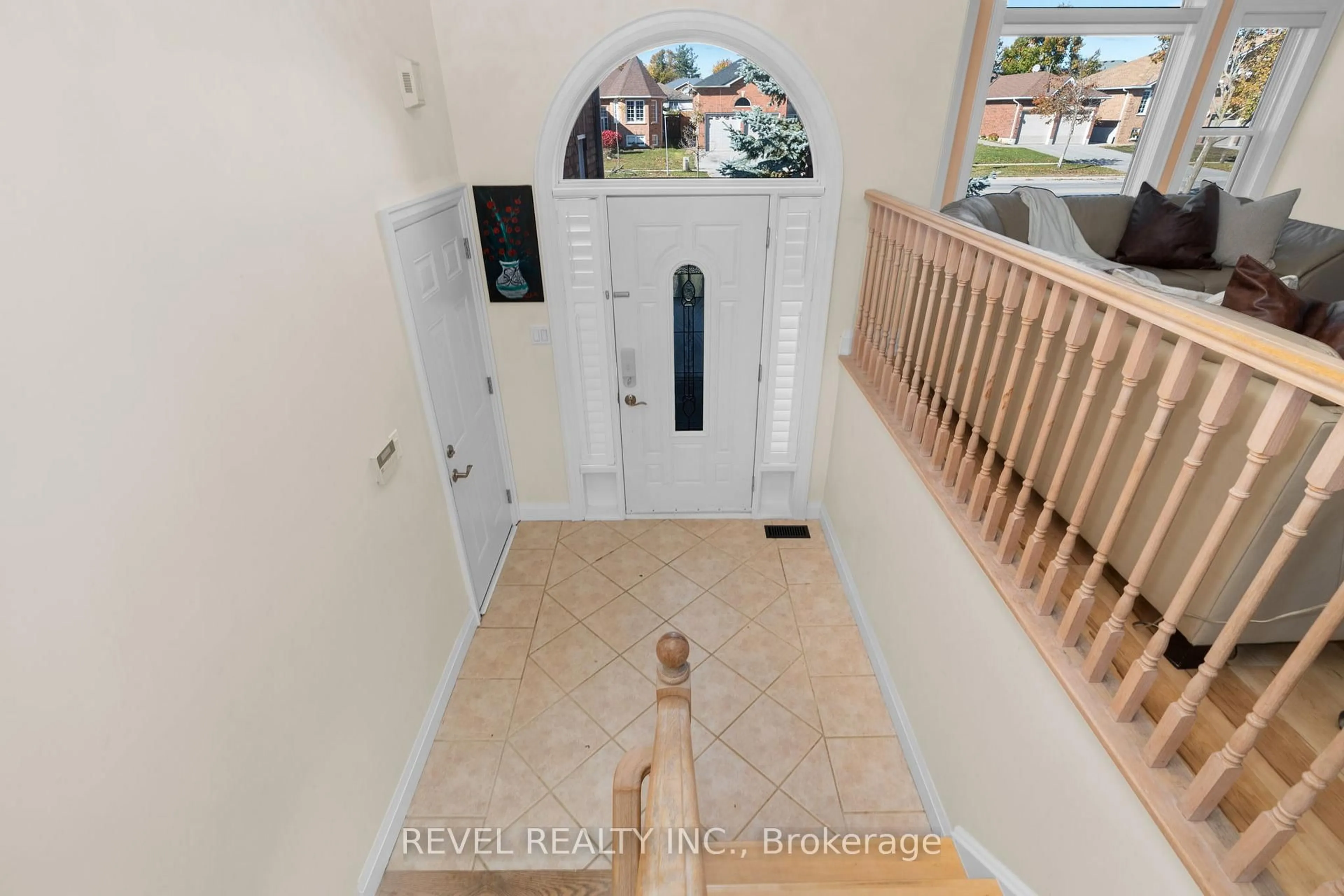 Indoor entryway for 77 Marsellus Dr, Barrie Ontario L4N 8R6