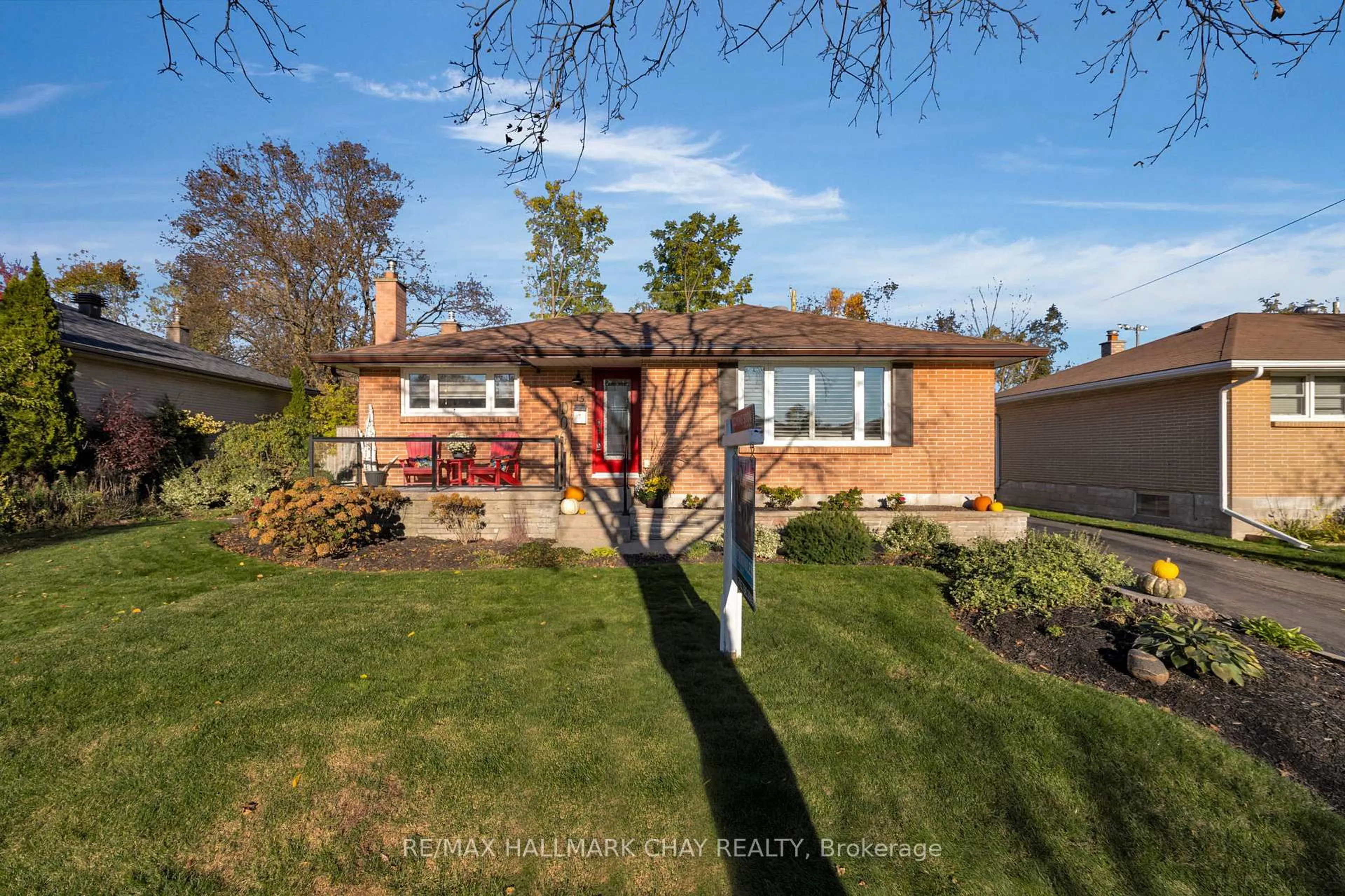 A pic from outside/outdoor area/front of a property/back of a property/a pic from drone, street for 15 Bothwell Cres, Barrie Ontario L4M 2S7