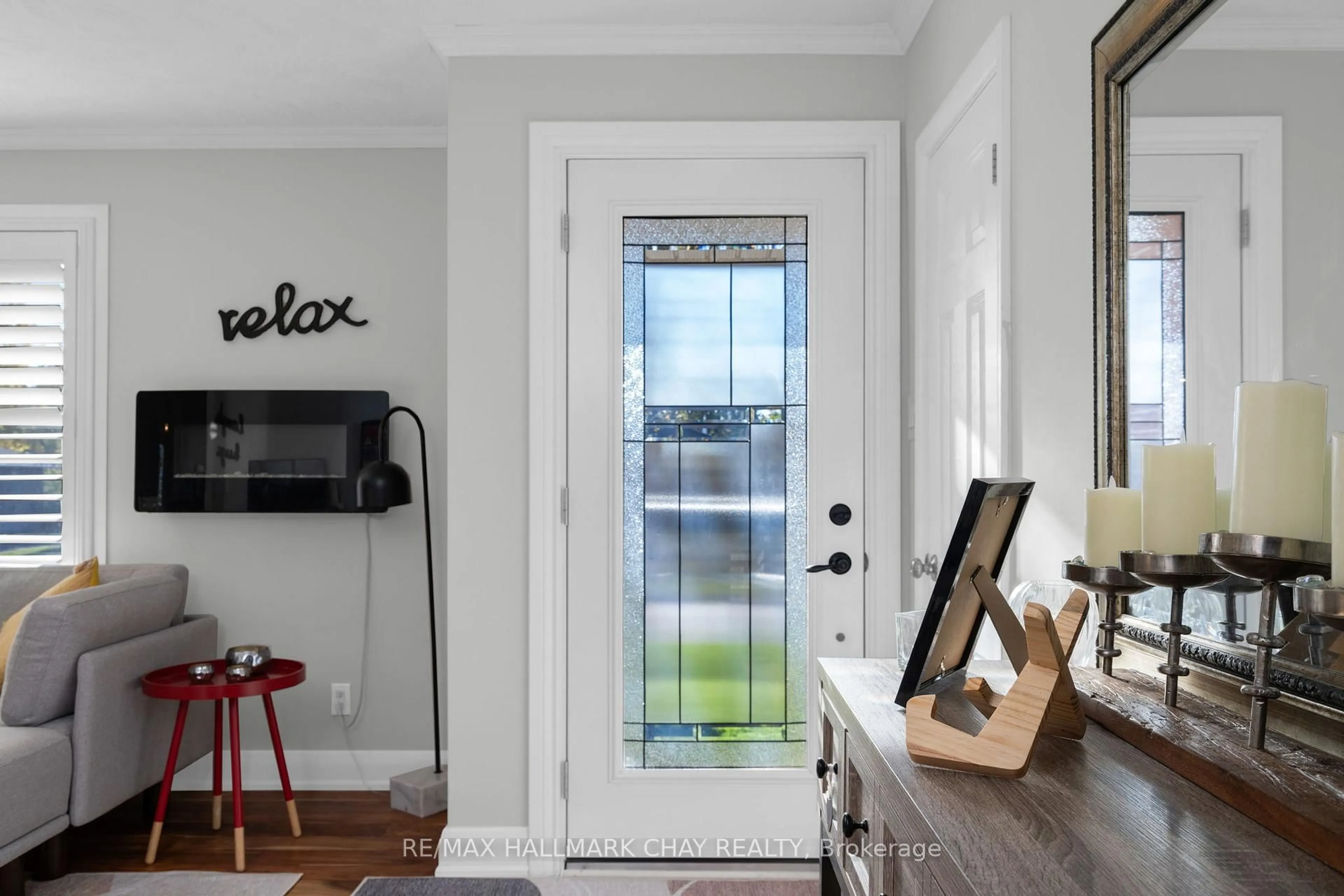 Indoor entryway for 15 Bothwell Cres, Barrie Ontario L4M 2S7