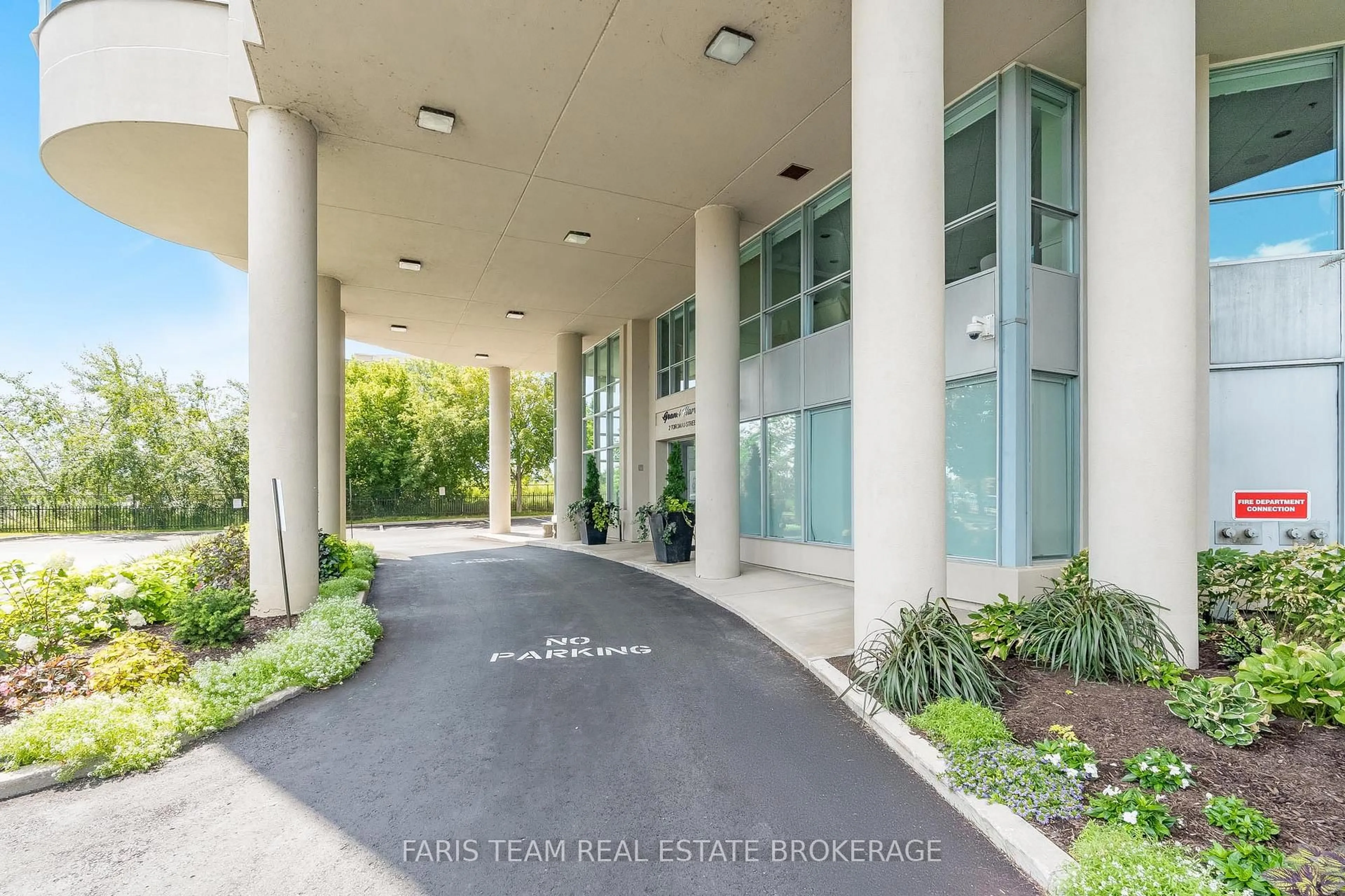 Indoor foyer for 2 Toronto St #902, Barrie Ontario L4N 9R2