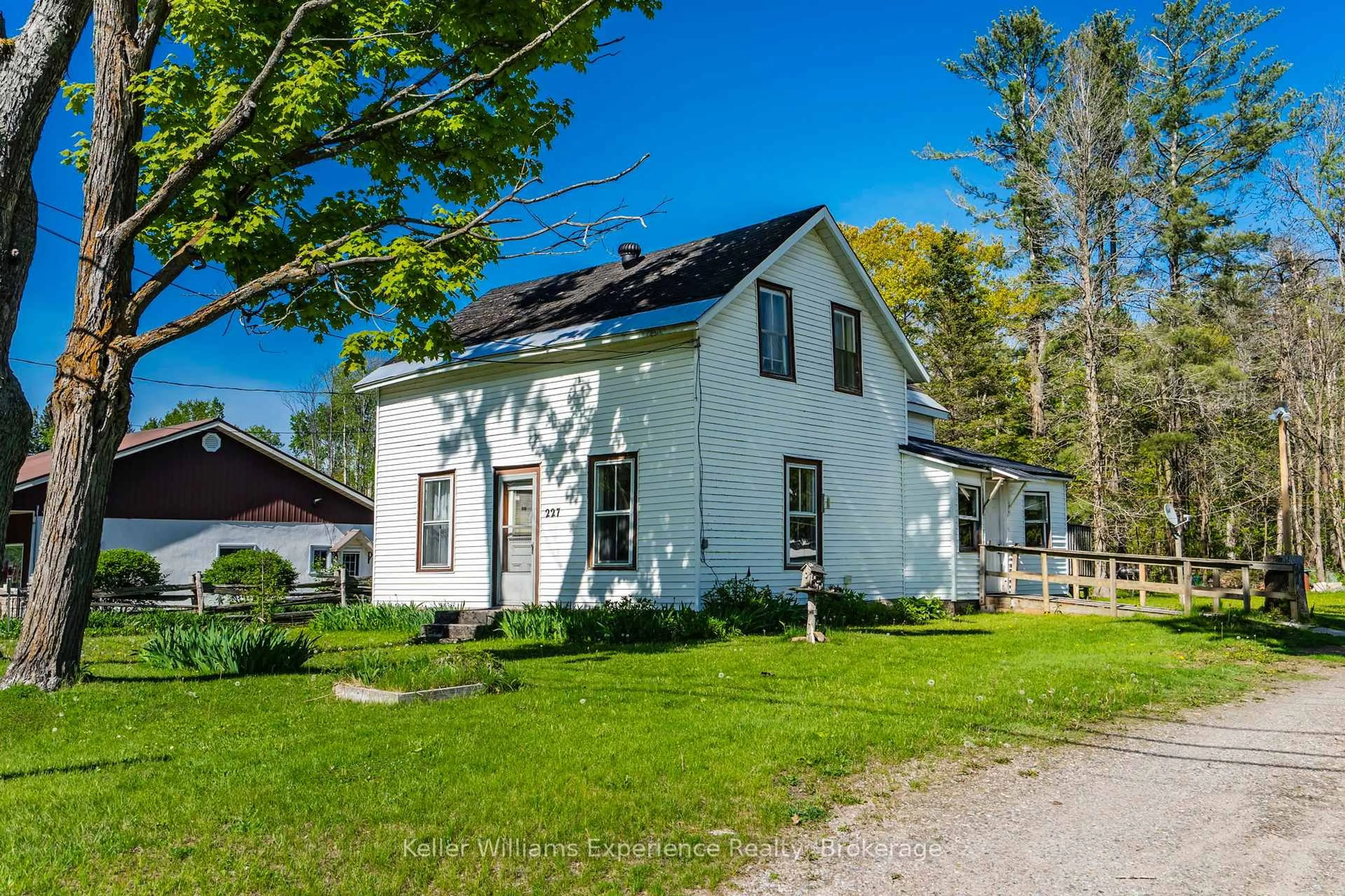 A pic from outside/outdoor area/front of a property/back of a property/a pic from drone, street for 227 Fox St, Penetanguishene Ontario L9M 1E7