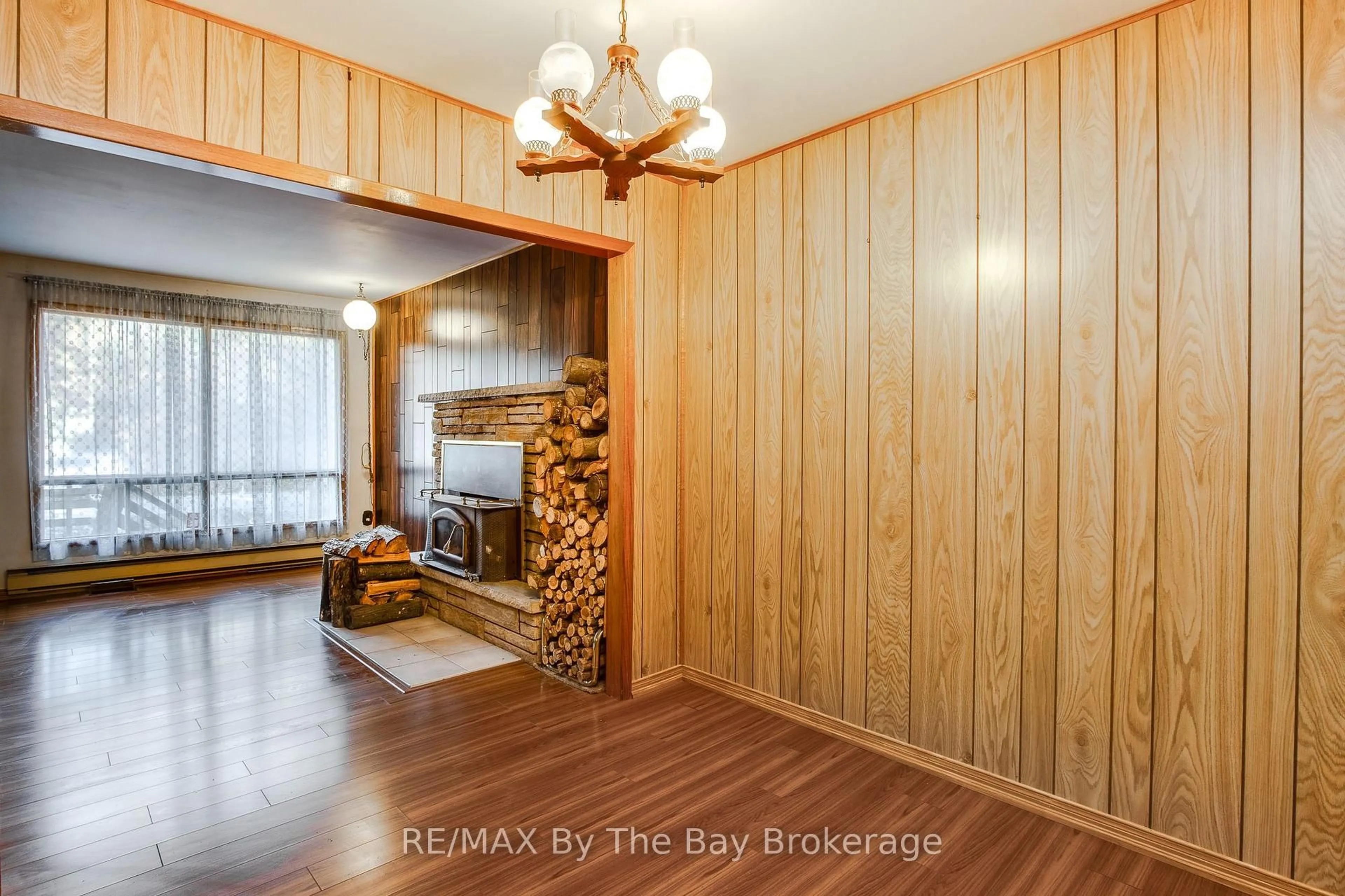 Indoor foyer for 57 Tall Pines Dr, Tiny Ontario L9M 0H4