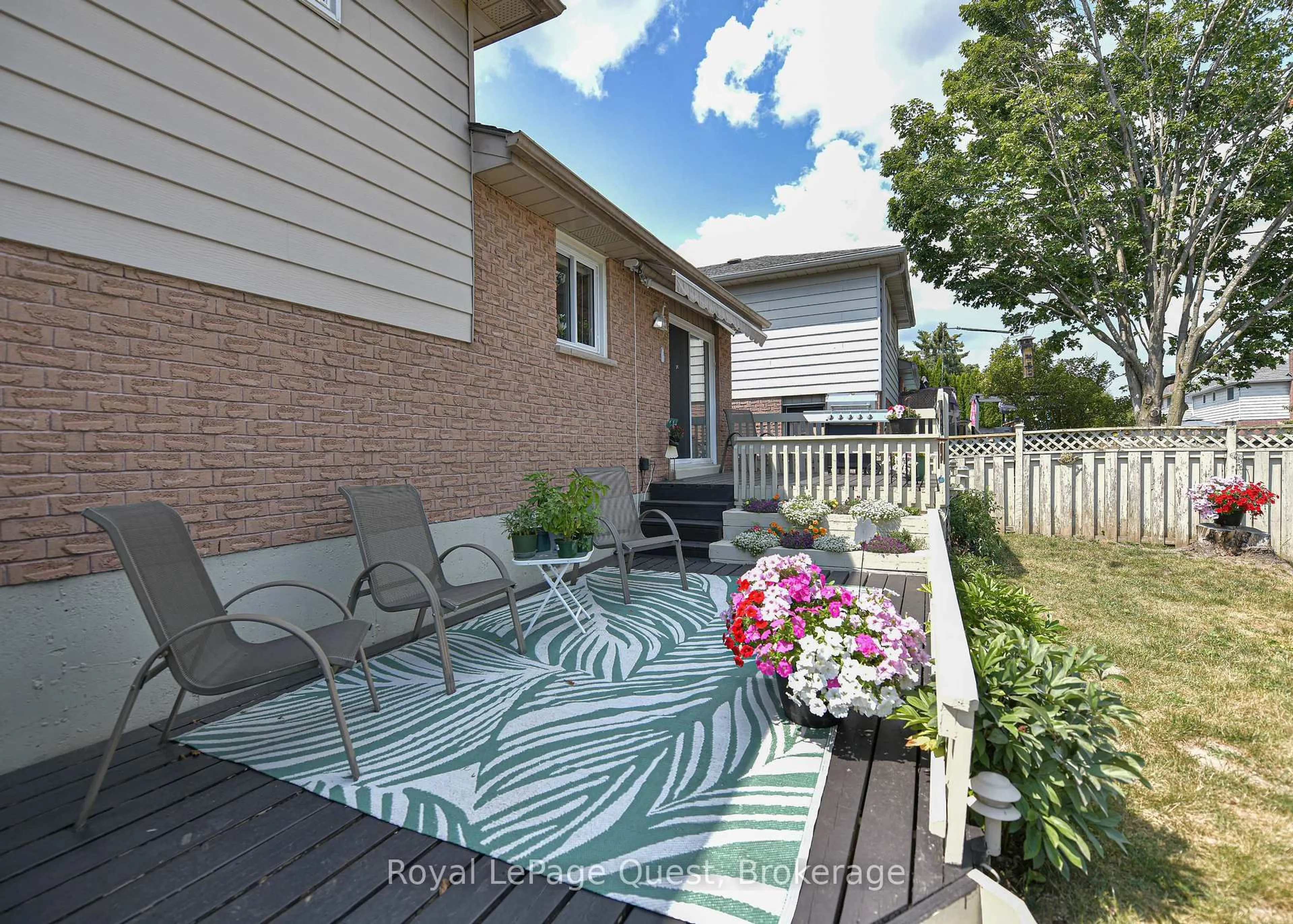 Patio, street for 4 Chestnut Pl, Orillia Ontario L3V 7N9