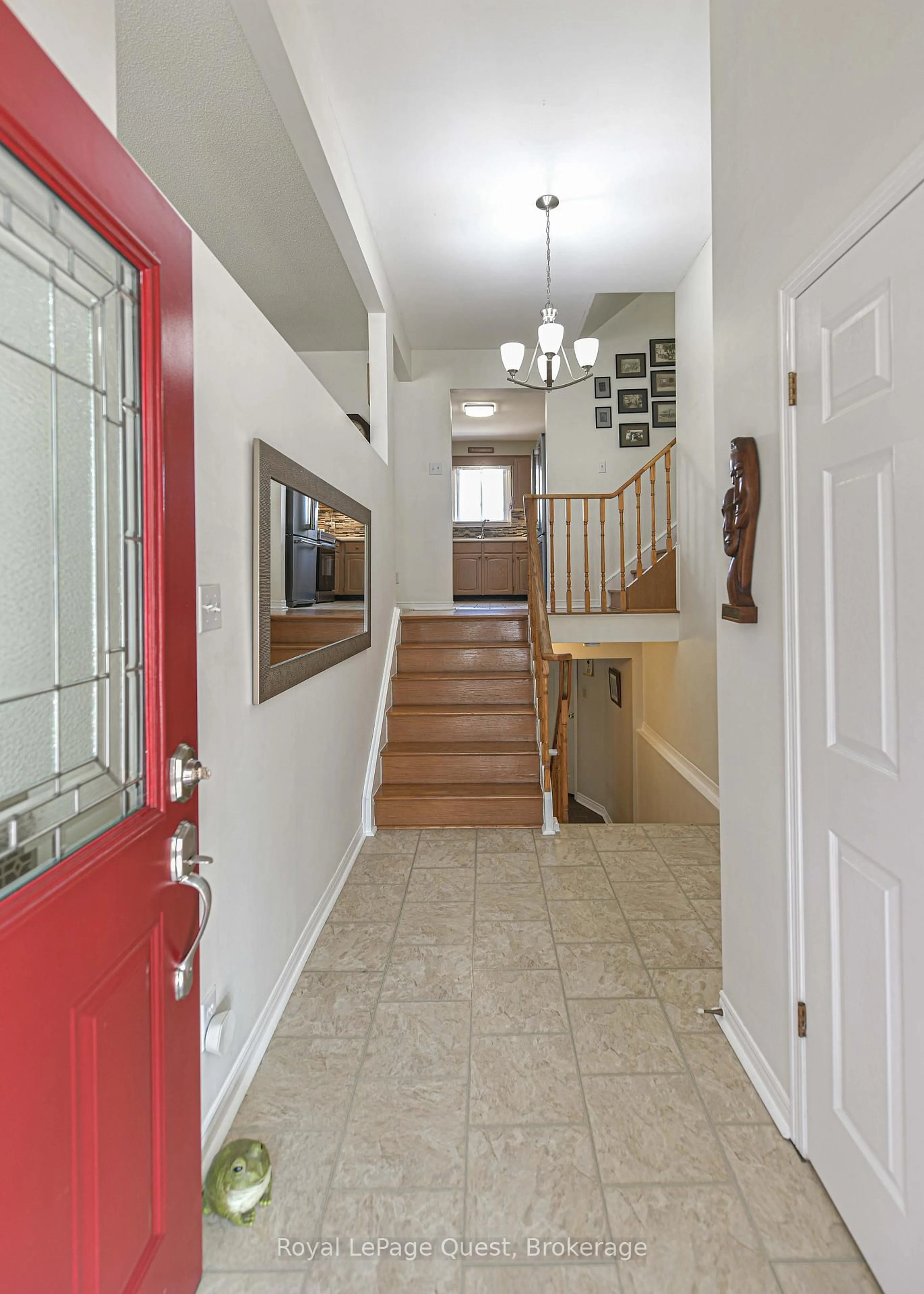 Indoor foyer for 4 Chestnut Pl, Orillia Ontario L3V 7N9