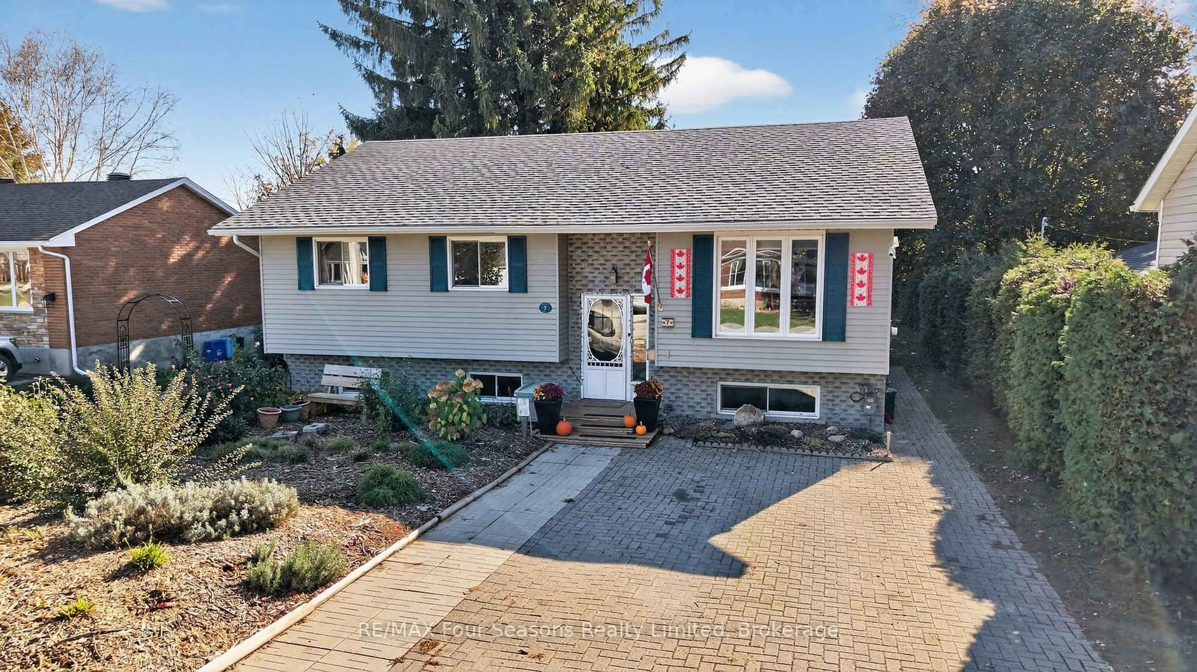 Home with vinyl exterior material, street for 7 Batteaux Rd, Clearview Ontario L0M 1P0