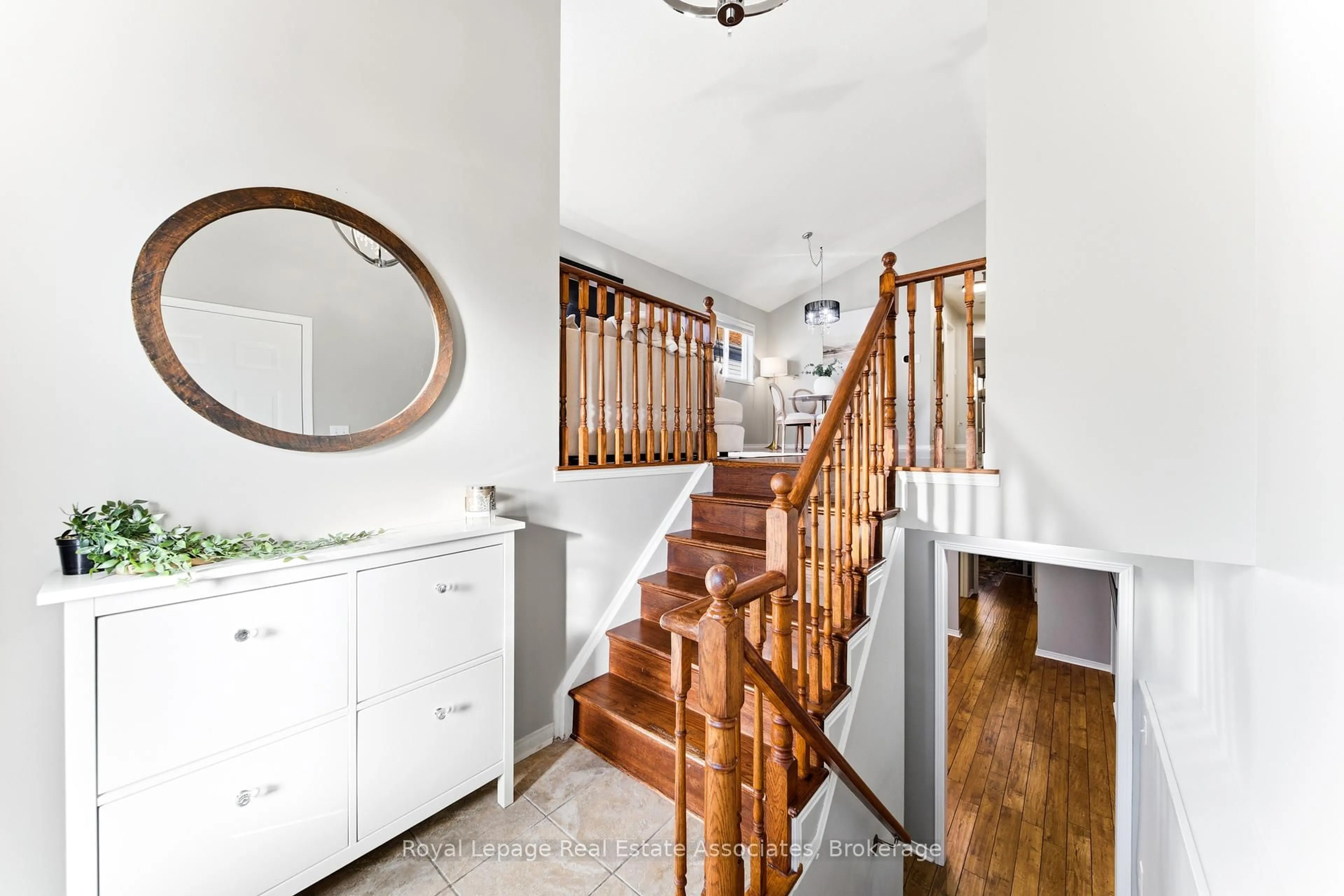 Indoor entryway for 118 Copeman Cres, Barrie Ontario L4N 8B3