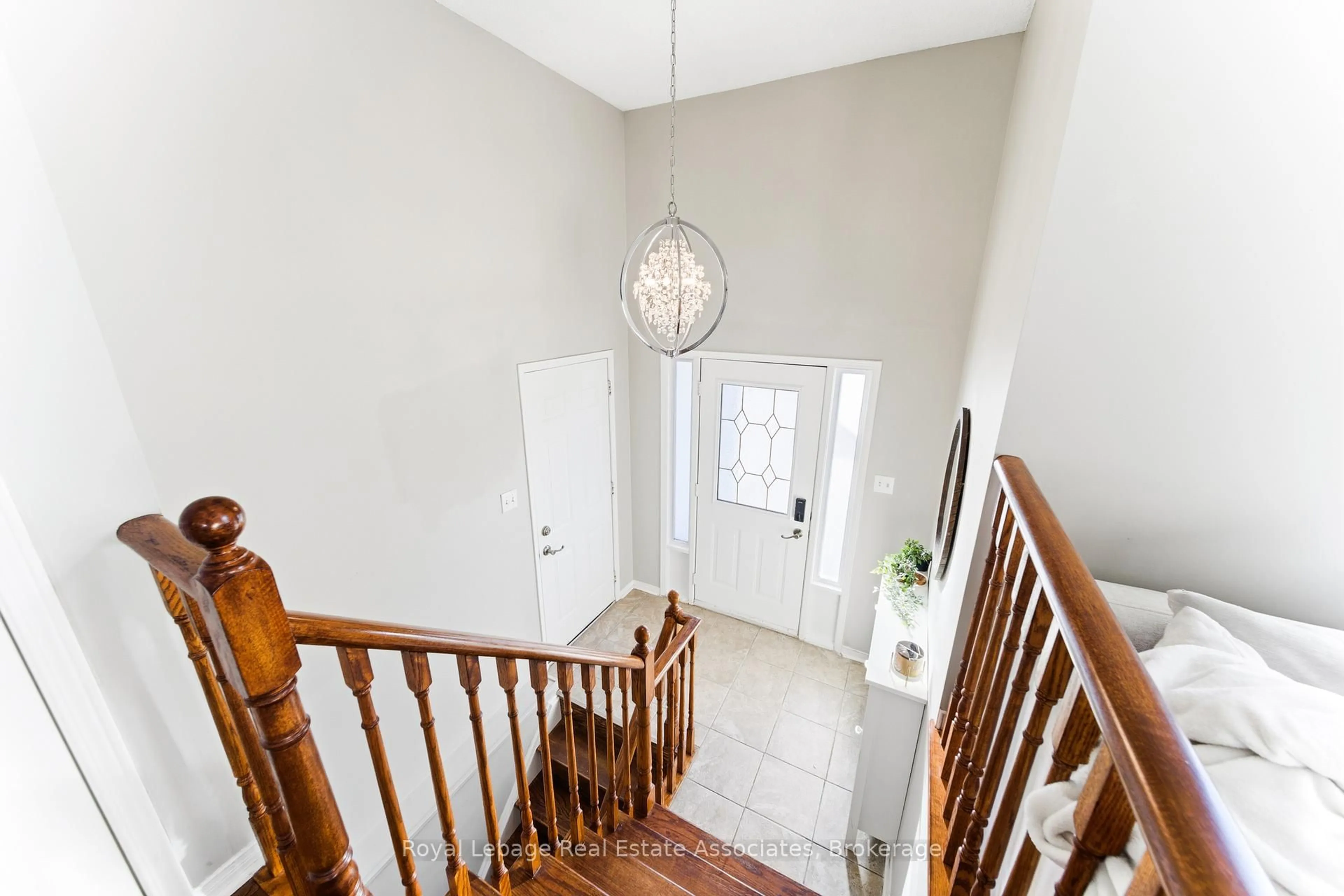 Indoor foyer for 118 Copeman Cres, Barrie Ontario L4N 8B3