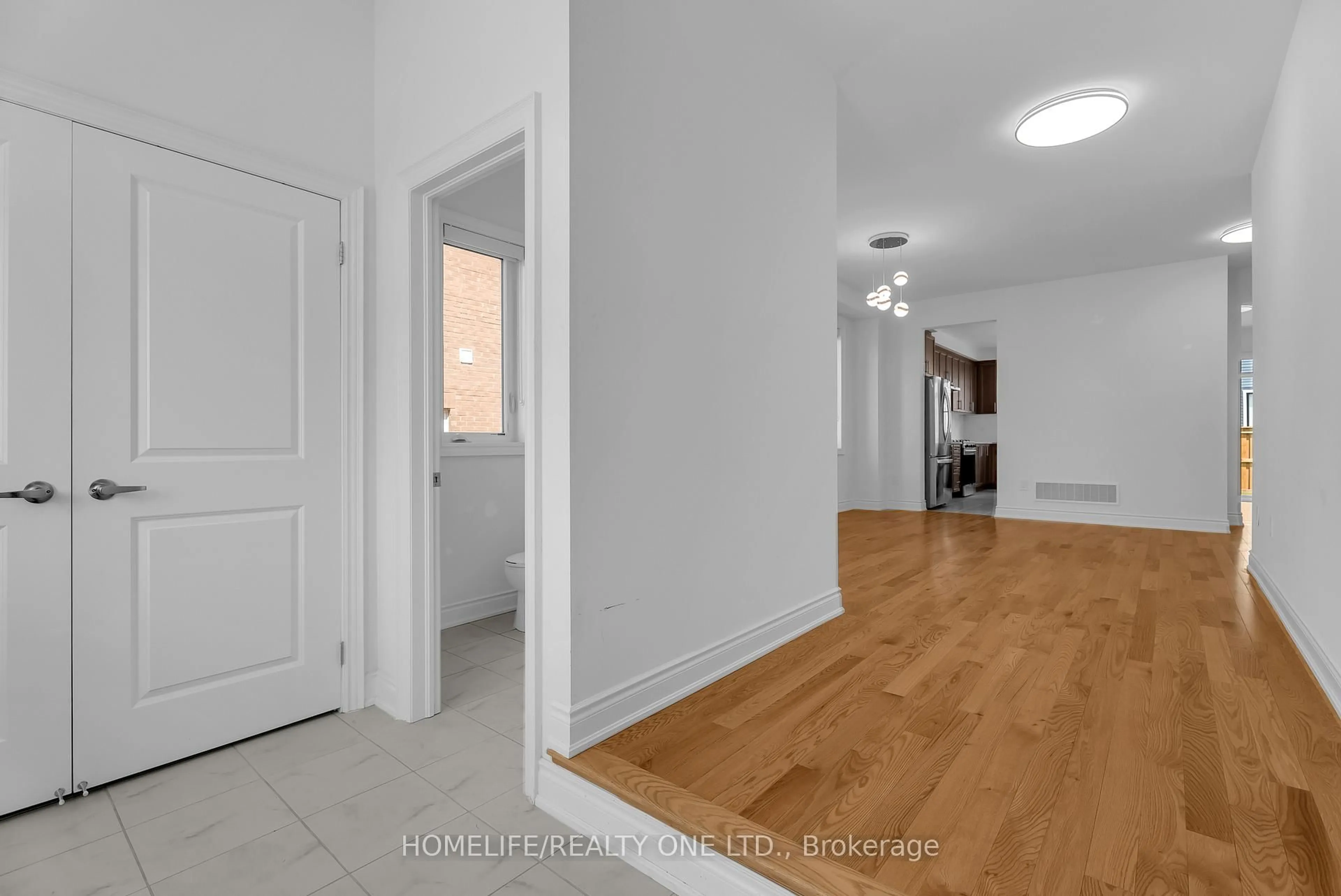 Indoor entryway for 47 Autumn Dr, Wasaga Beach Ontario L9Z 0K7