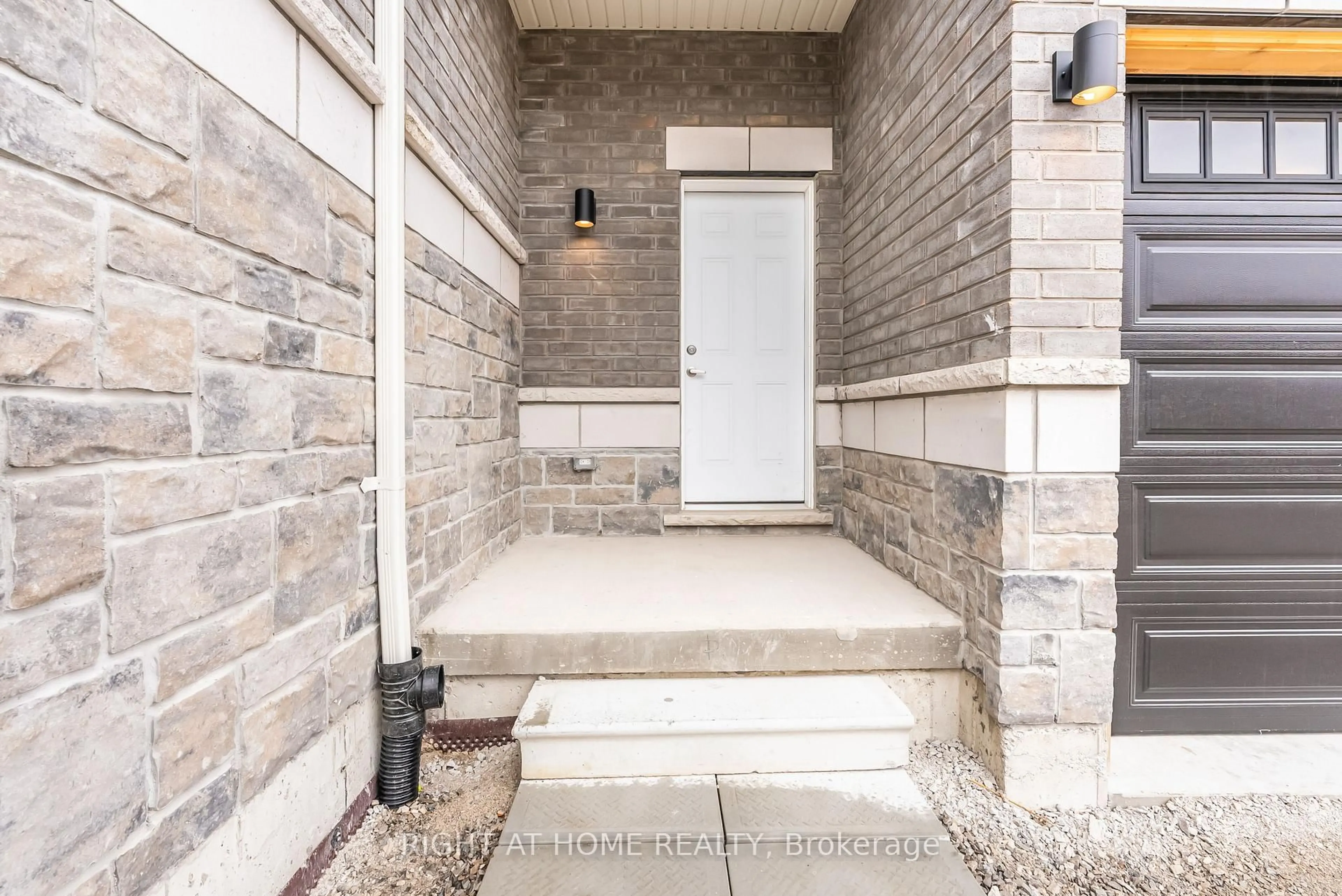 Indoor entryway for 76 Ruby Rdge, Oro-Medonte Ontario L0L 2E0