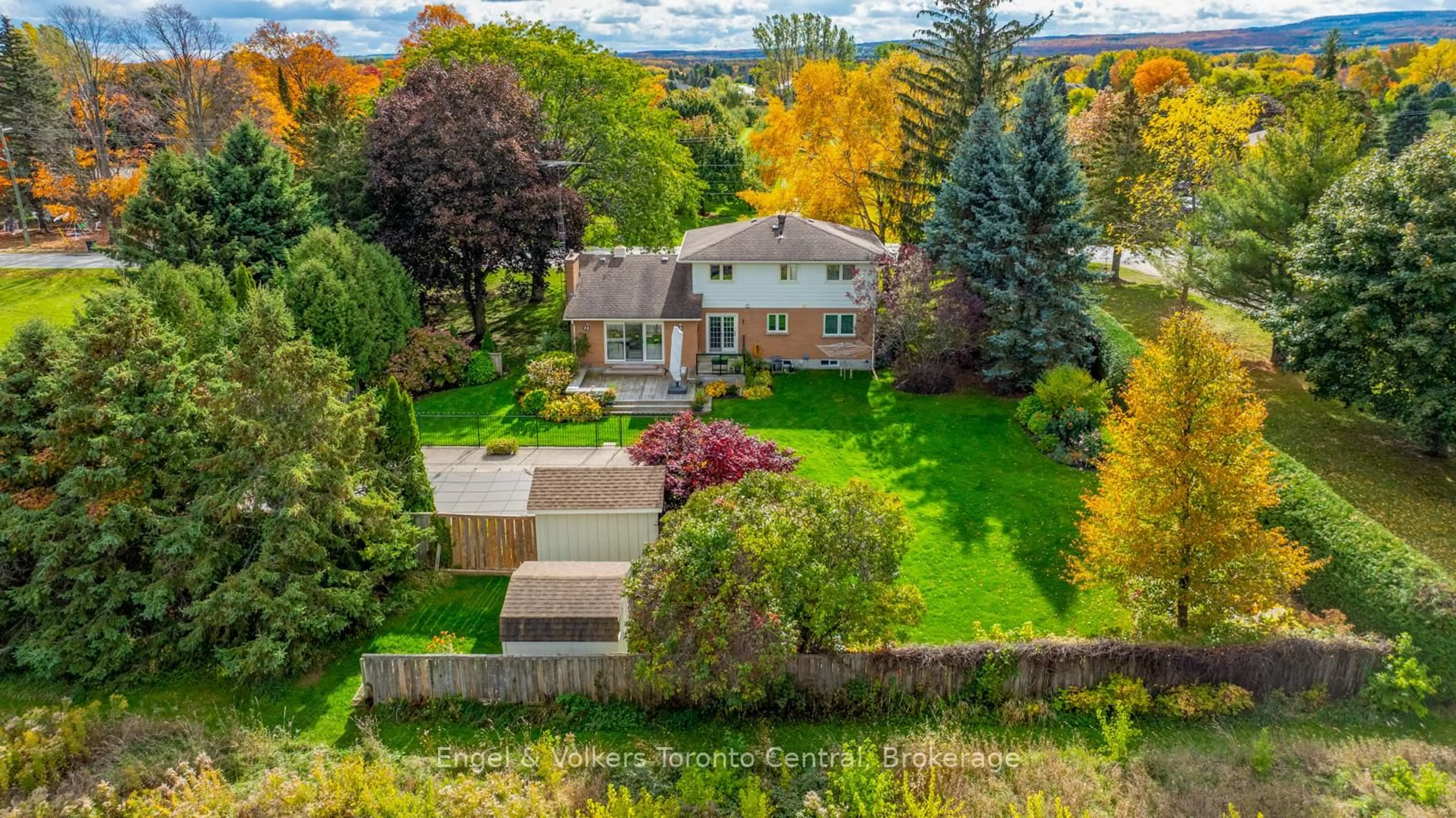 A pic from outside/outdoor area/front of a property/back of a property/a pic from drone, unknown for 28 Batteaux Rd, Clearview Ontario L0M 1P0