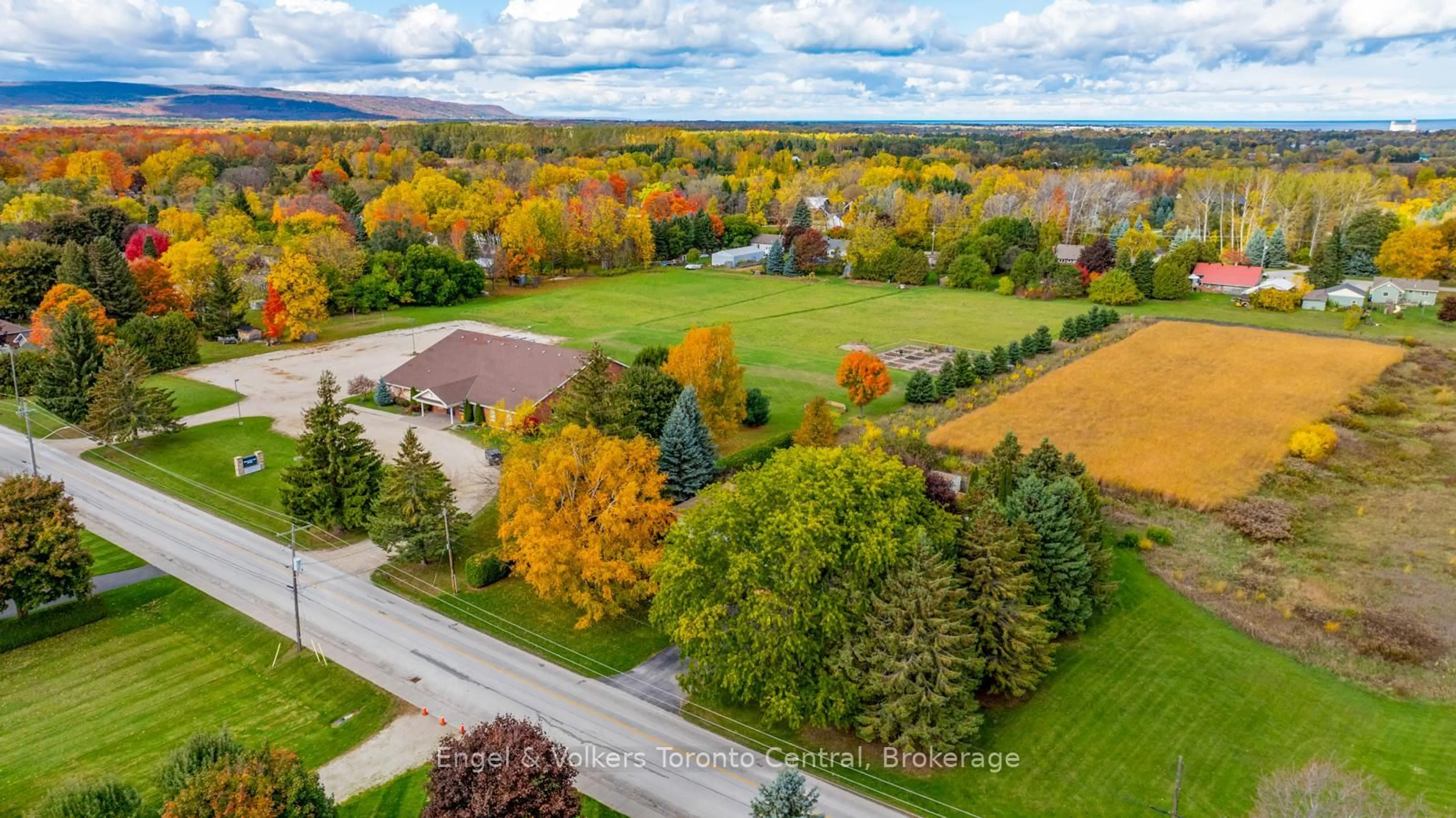 A pic from outside/outdoor area/front of a property/back of a property/a pic from drone, unknown for 28 Batteaux Rd, Clearview Ontario L0M 1P0