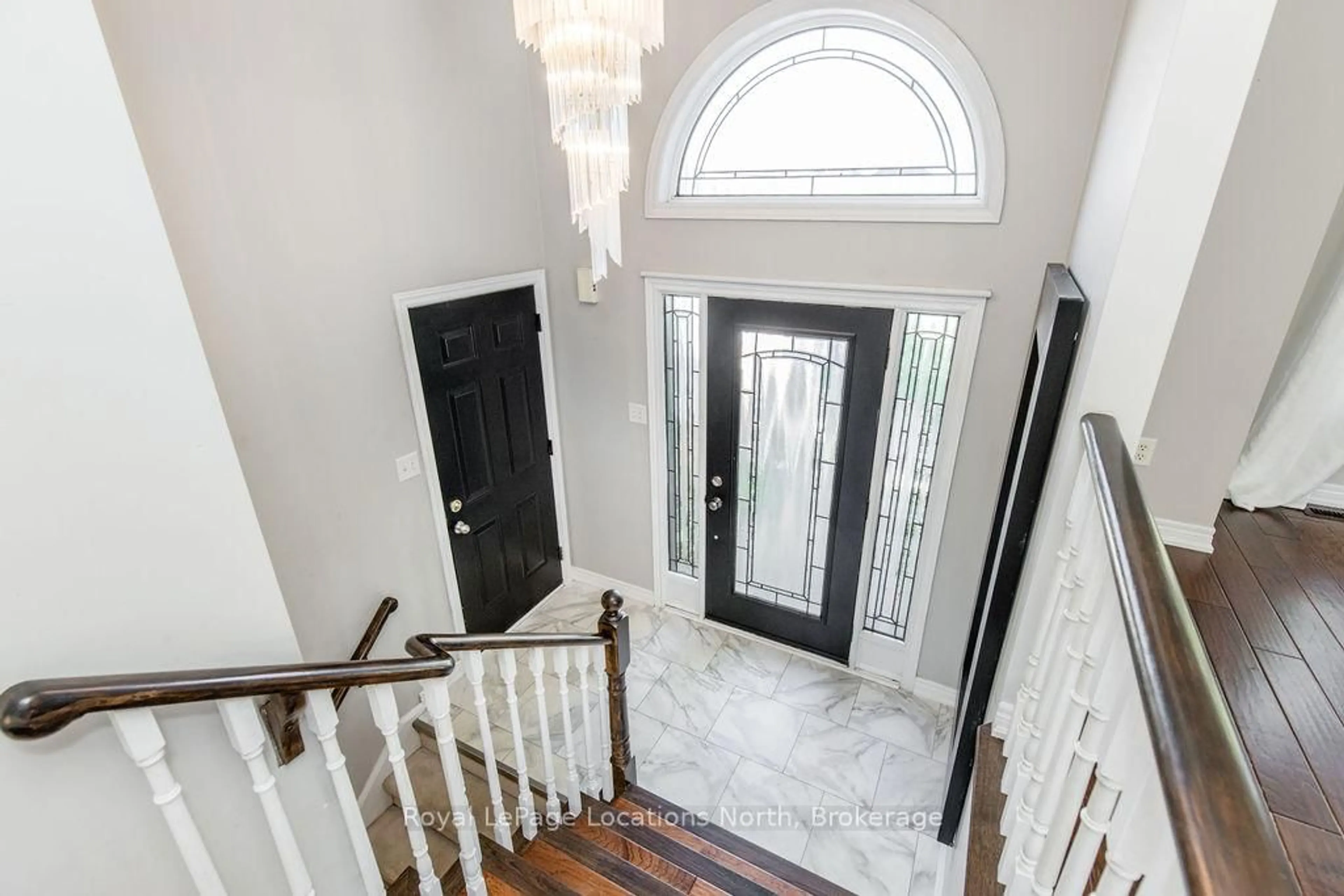 Indoor entryway for 88 61ST St, Wasaga Beach Ontario L9Z 2Z3