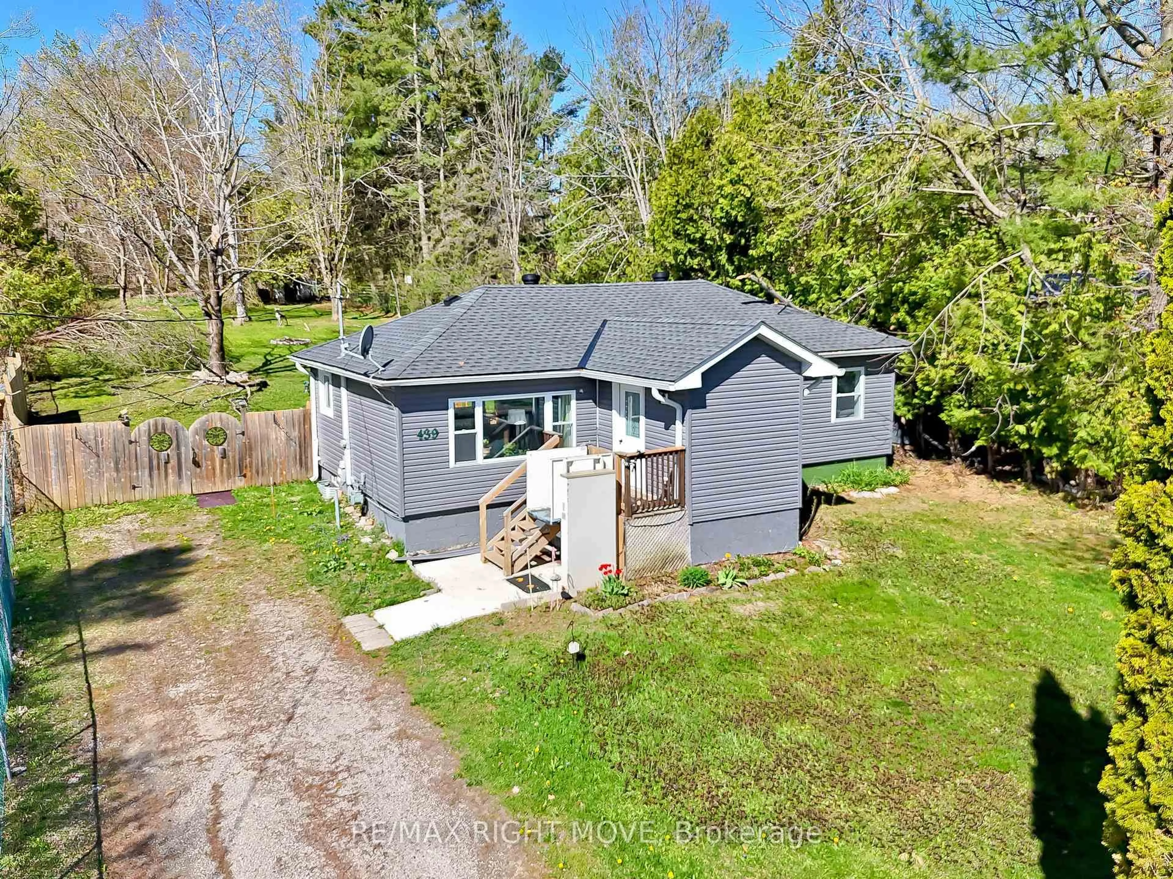 A pic from outside/outdoor area/front of a property/back of a property/a pic from drone, unknown for 439 Sundial Dr, Orillia Ontario L3V 4A7