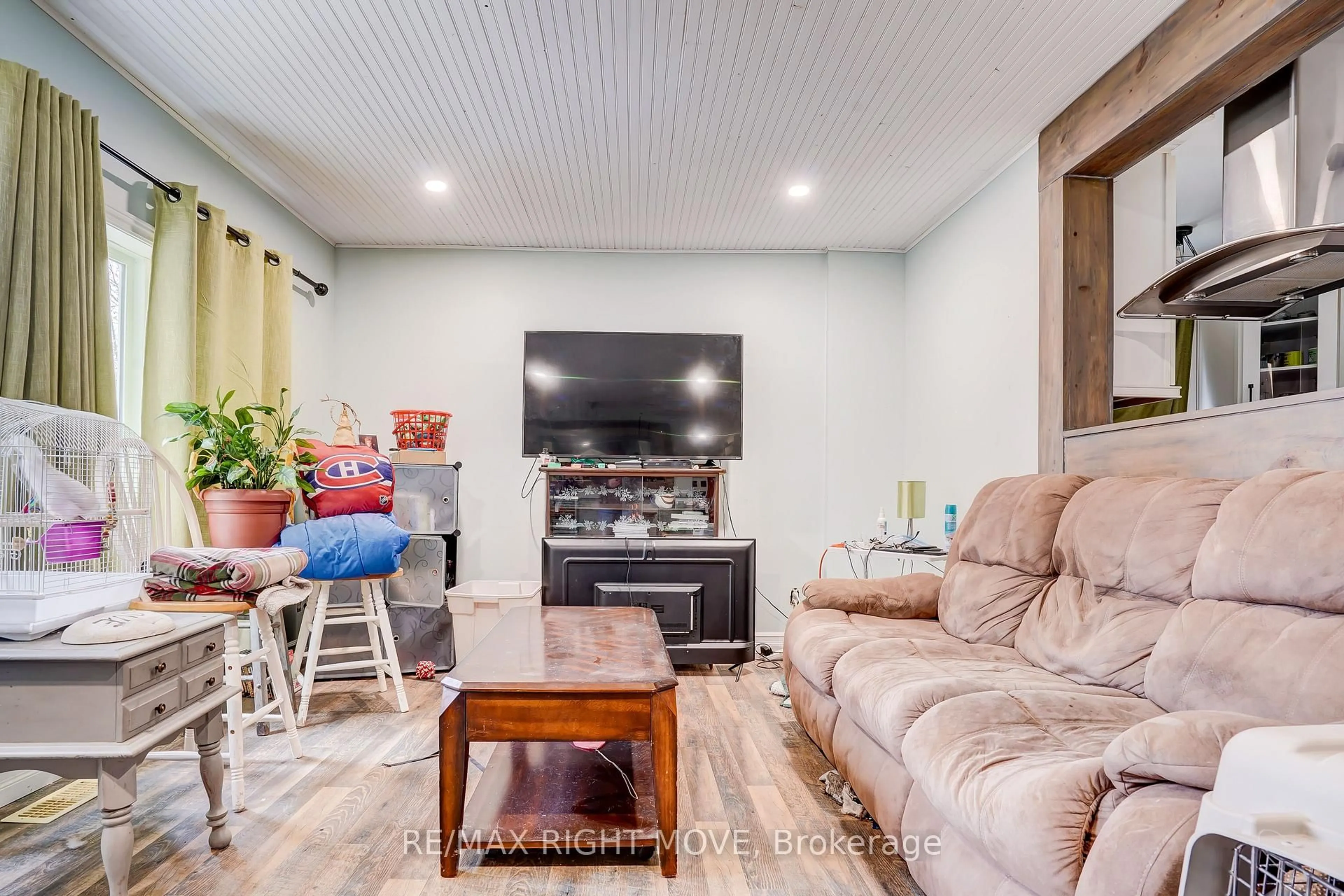 Living room with furniture, wood/laminate floor for 439 Sundial Dr, Orillia Ontario L3V 4A7