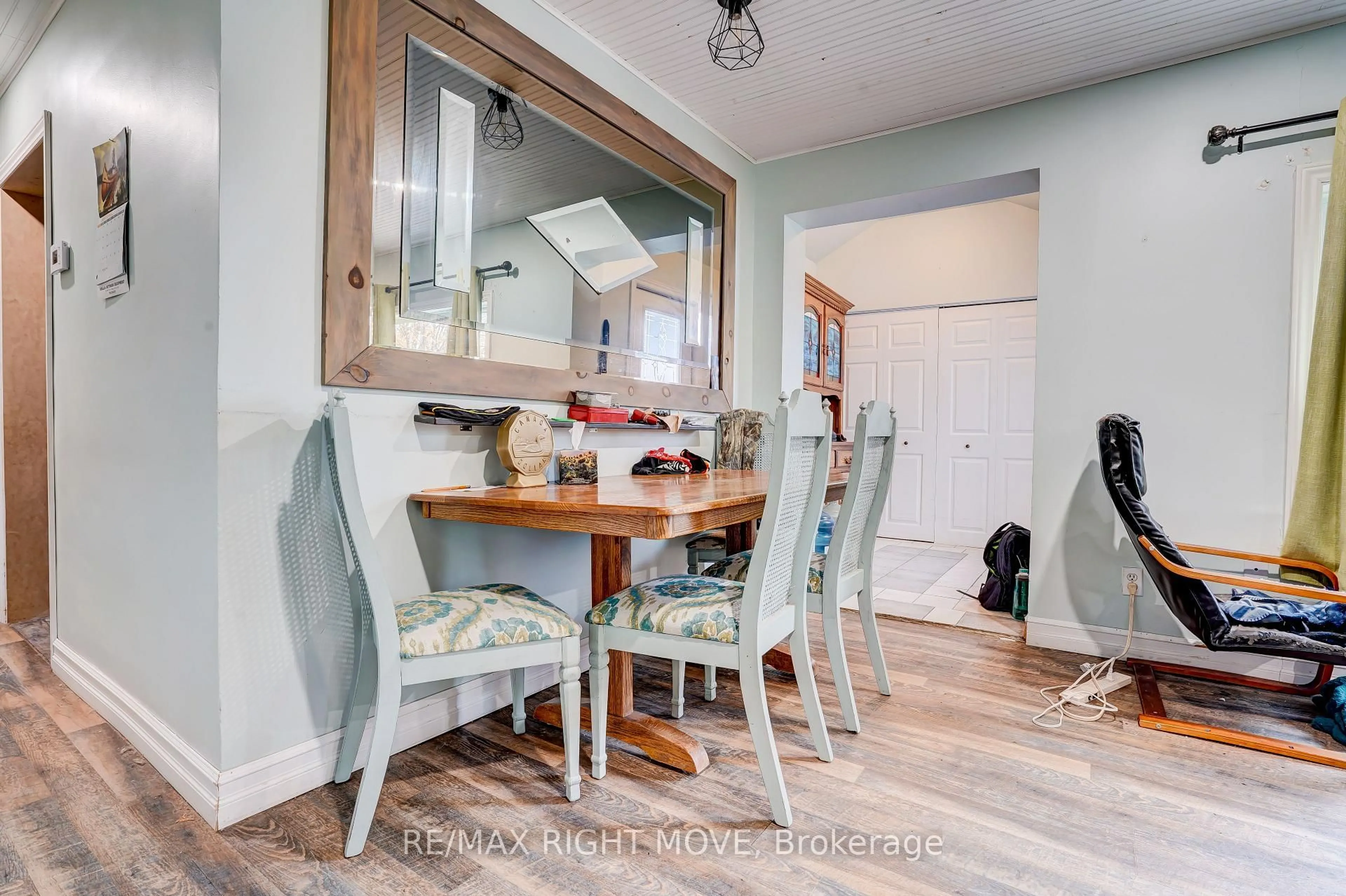 Dining room, wood/laminate floor for 439 Sundial Dr, Orillia Ontario L3V 4A7
