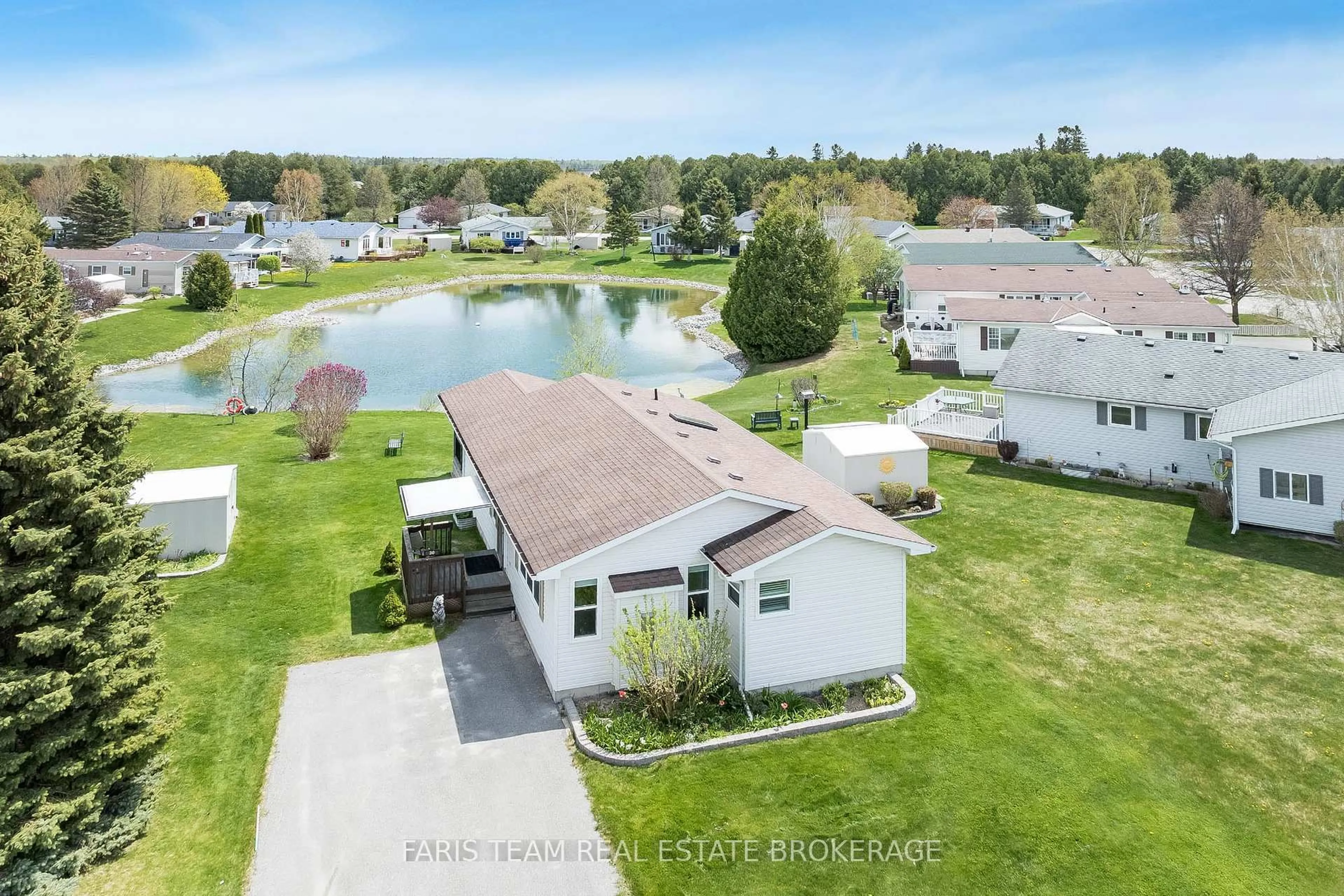 A pic from outside/outdoor area/front of a property/back of a property/a pic from drone, water/lake/river/ocean view for 30 Indiana Ave, Wasaga Beach Ontario L9Z 3A8