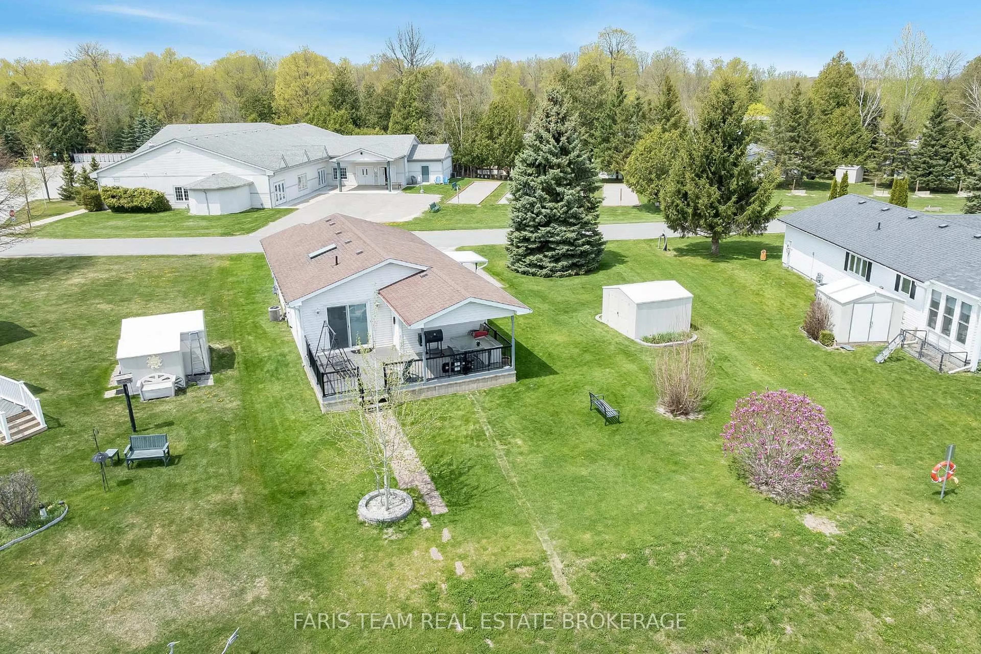 A pic from outside/outdoor area/front of a property/back of a property/a pic from drone, unknown for 30 Indiana Ave, Wasaga Beach Ontario L9Z 3A8