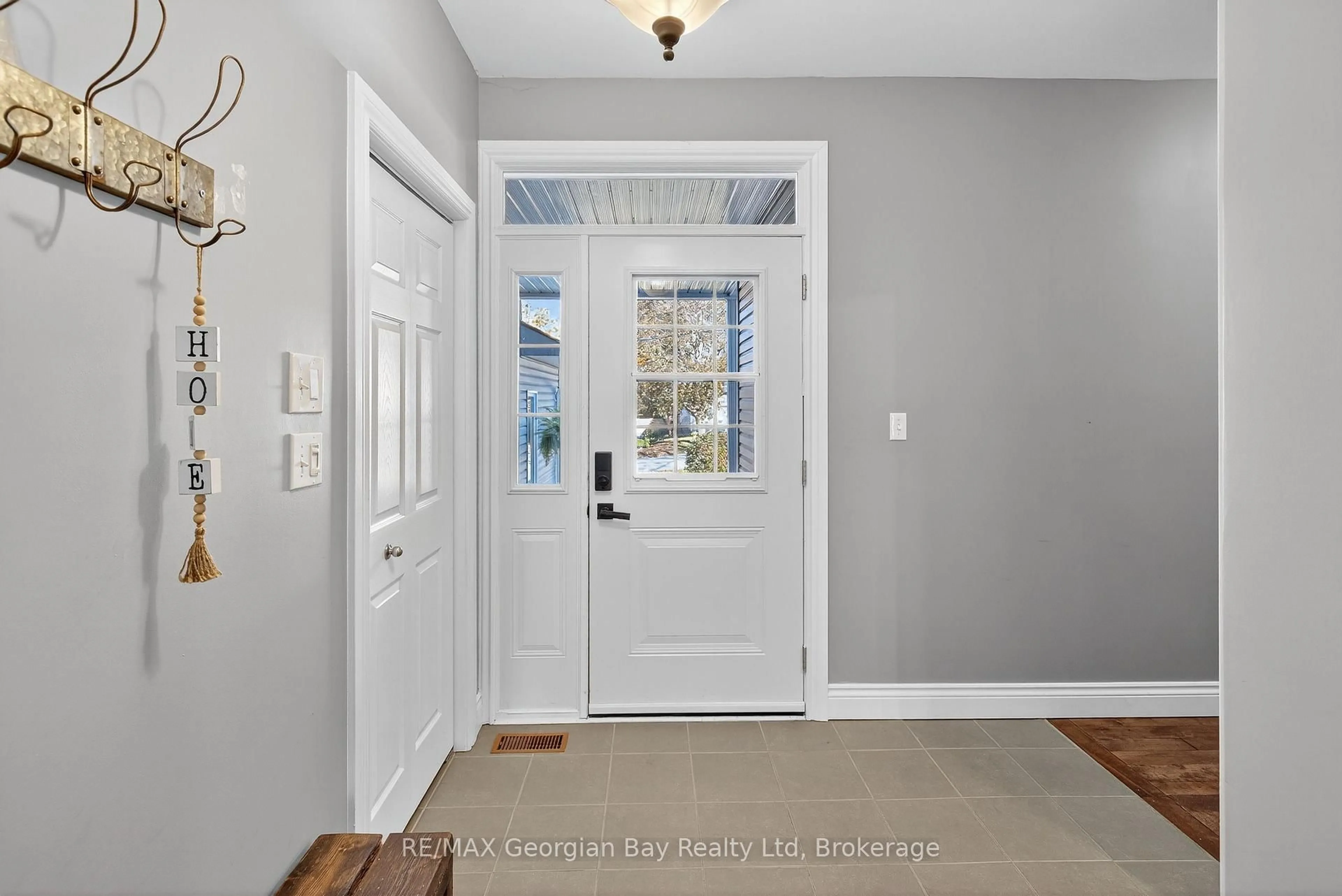 Indoor entryway for 64 Broad St, Penetanguishene Ontario L9M 1G4