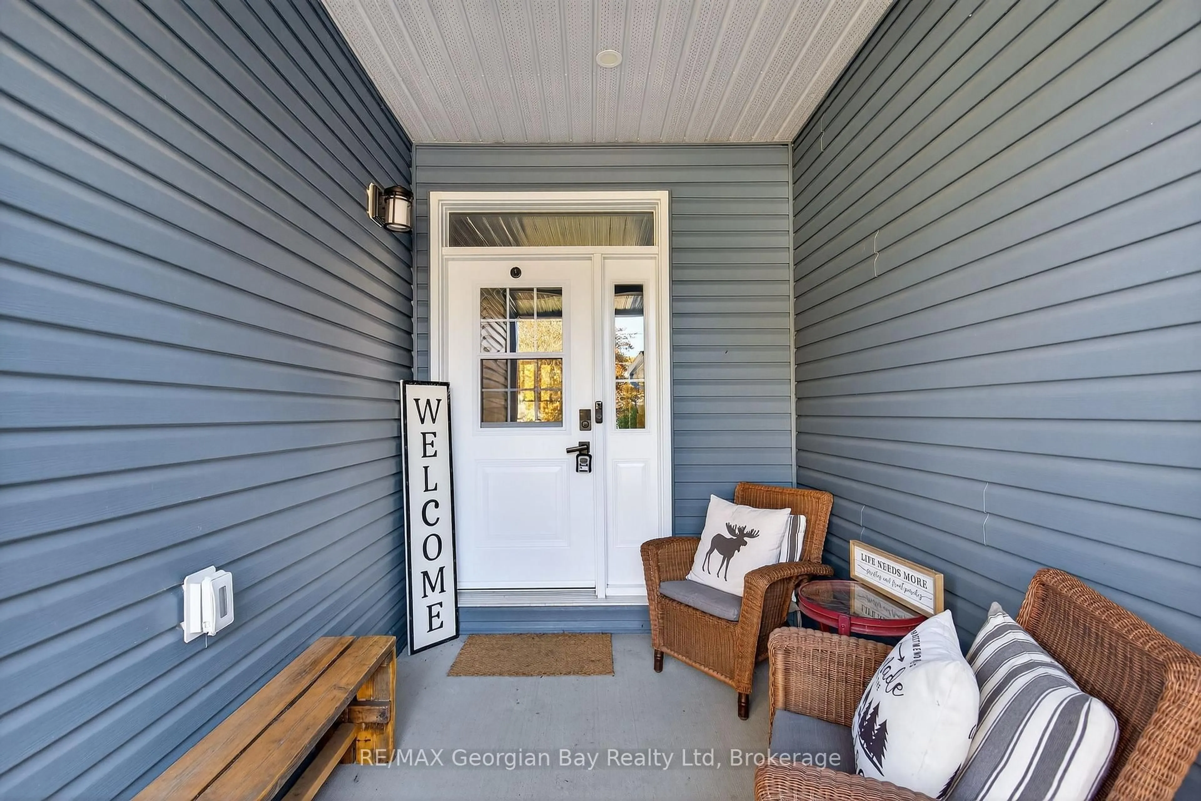 Indoor entryway for 64 Broad St, Penetanguishene Ontario L9M 1G4