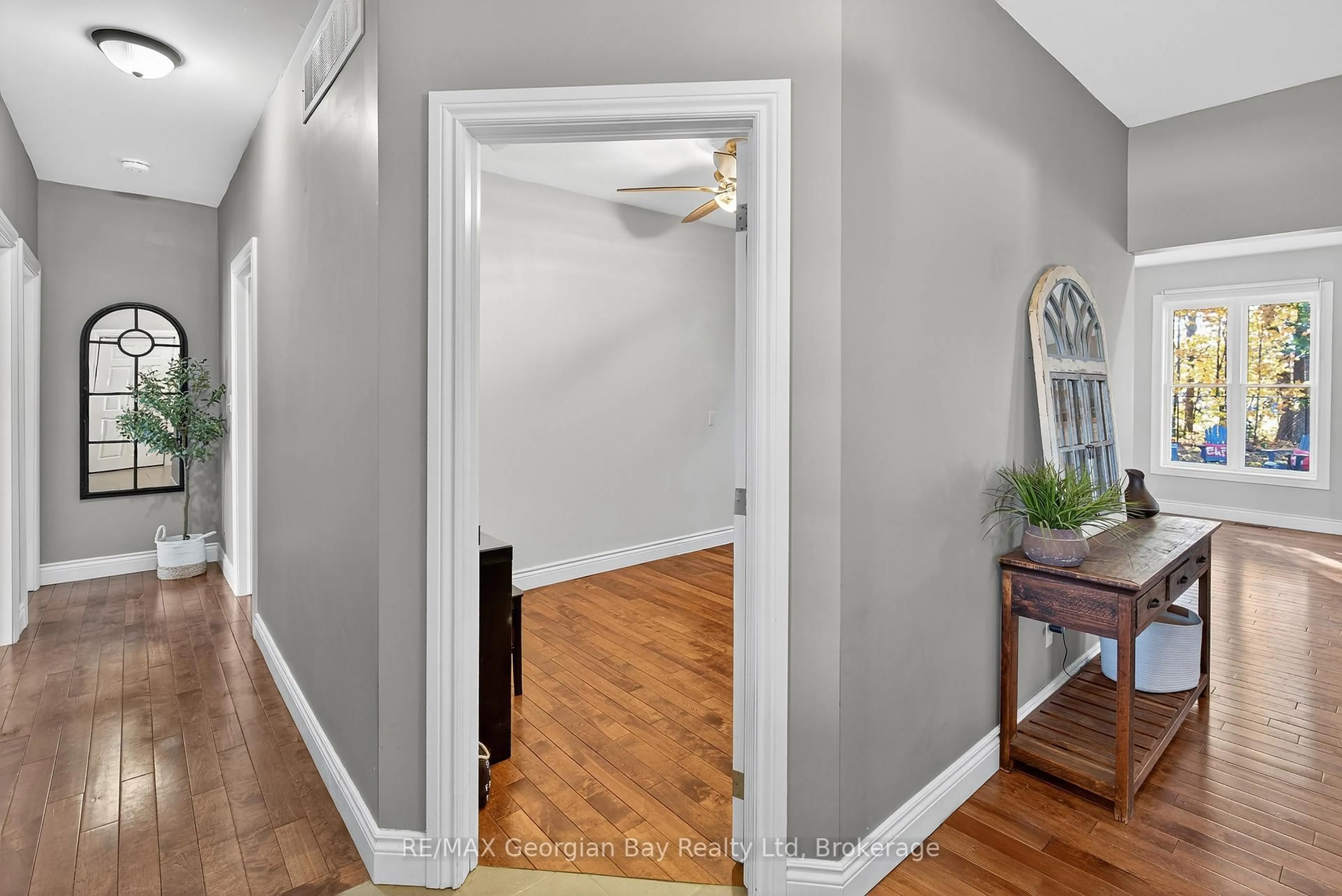 Indoor entryway for 64 Broad St, Penetanguishene Ontario L9M 1G4