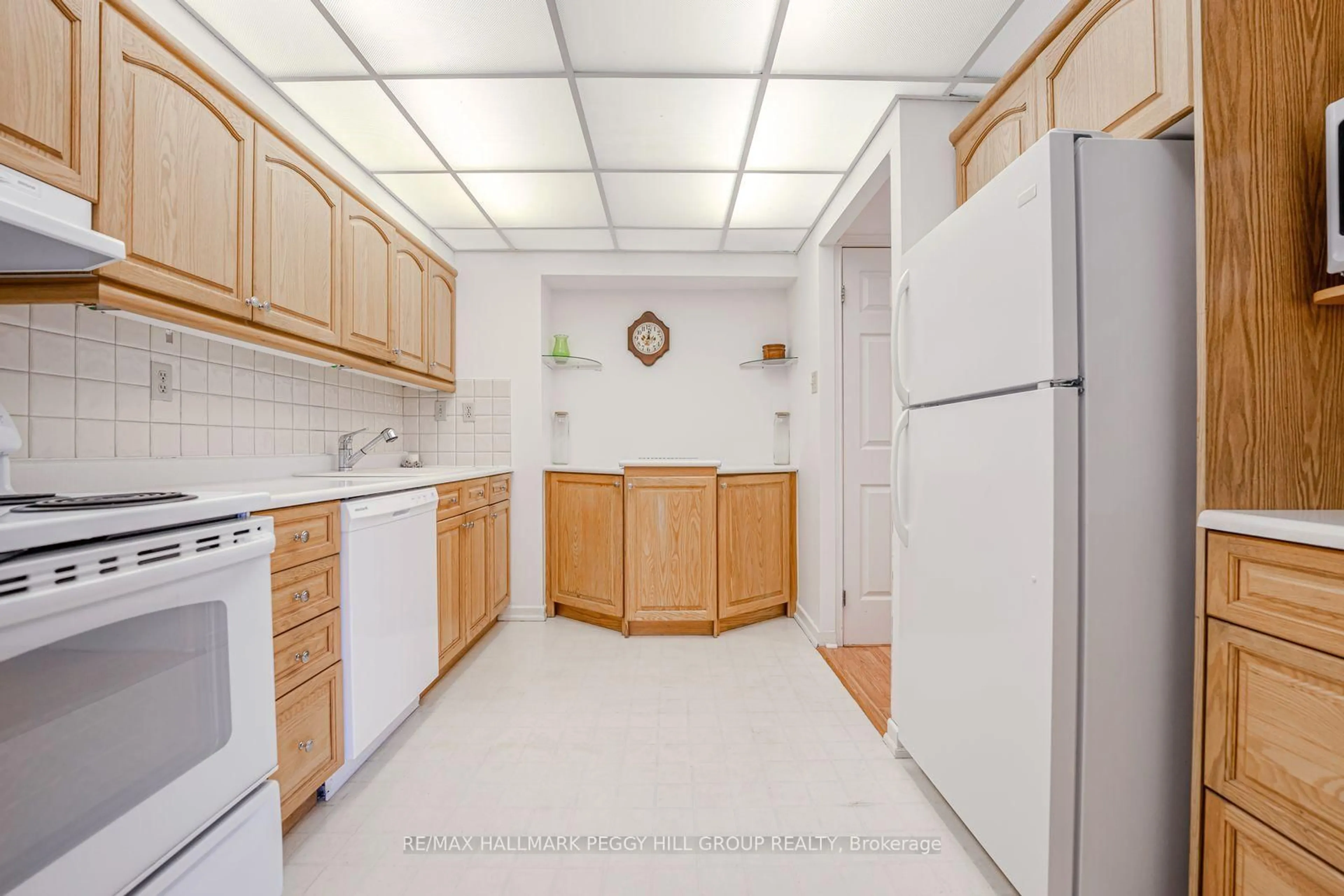 Standard kitchen, ceramic/tile floor for 181 Collier St #206, Barrie Ontario L4M 5L6