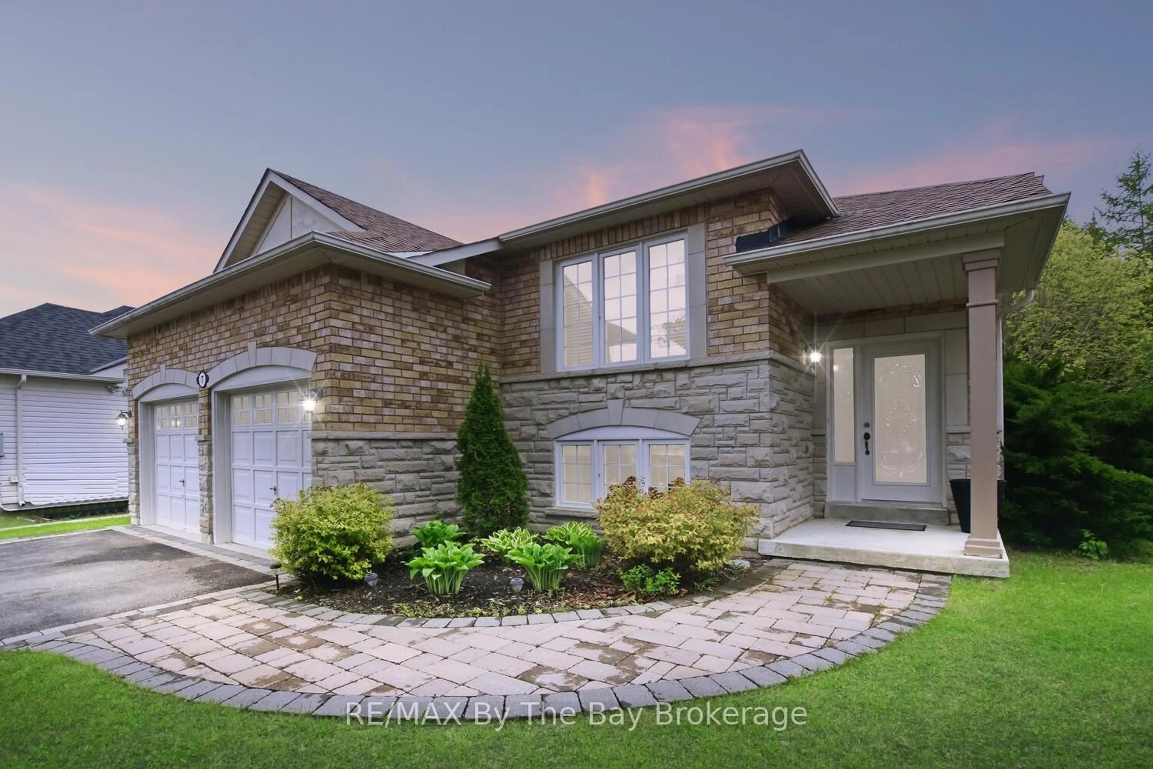 Home with brick exterior material, street for 7 Meadowood Dr, Wasaga Beach Ontario L9Z 3C2