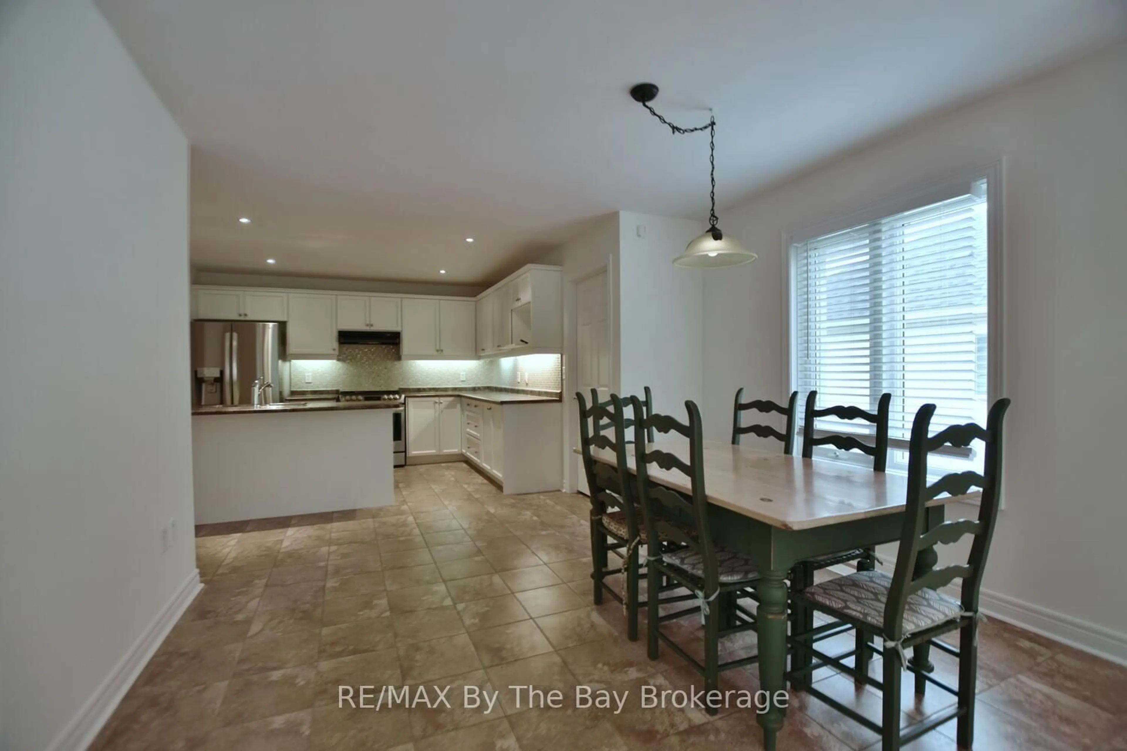 Open concept kitchen, ceramic/tile floor for 7 Meadowood Dr, Wasaga Beach Ontario L9Z 3C2