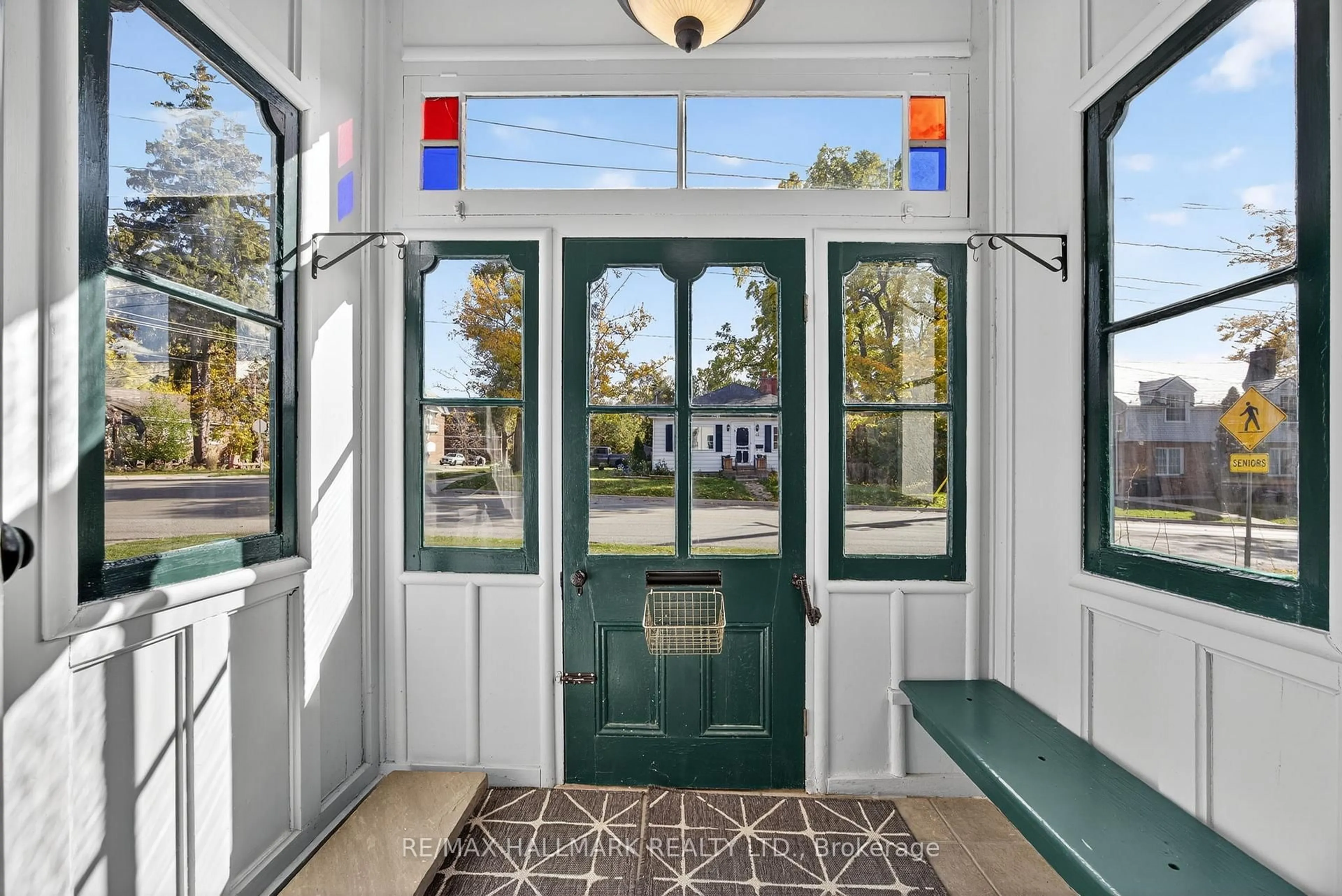 Indoor entryway for 84 Wellington St, Barrie Ontario L4M 3K9