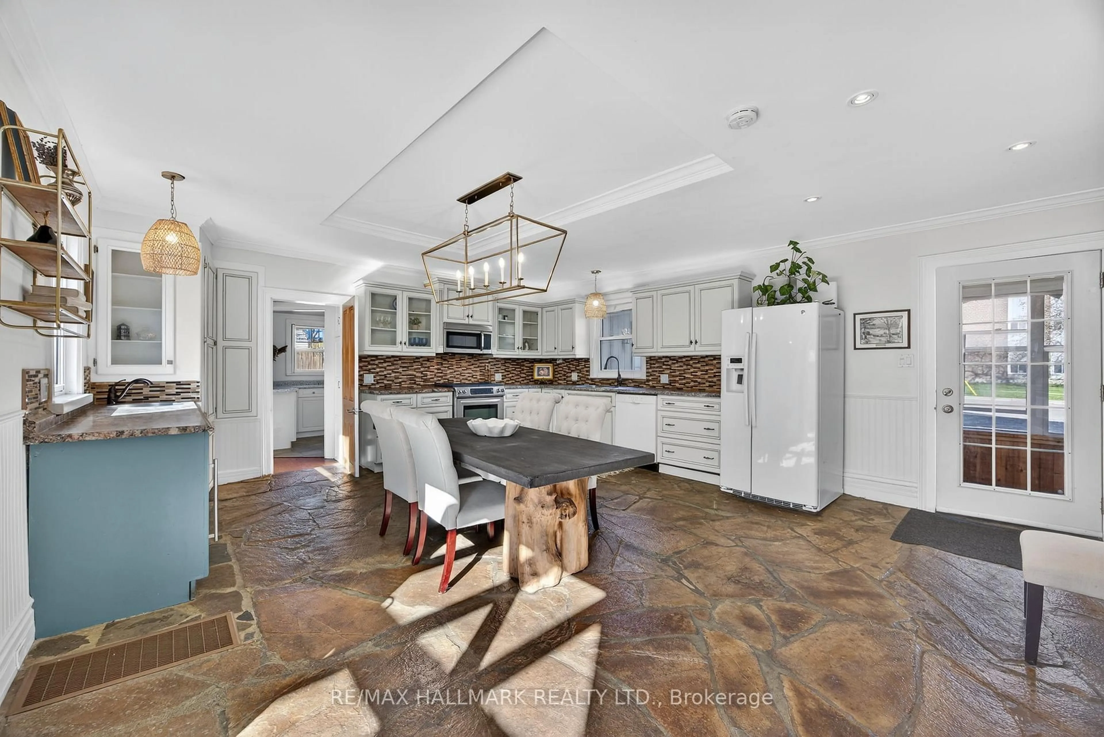 Open concept kitchen, ceramic/tile floor for 84 Wellington St, Barrie Ontario L4M 3K9